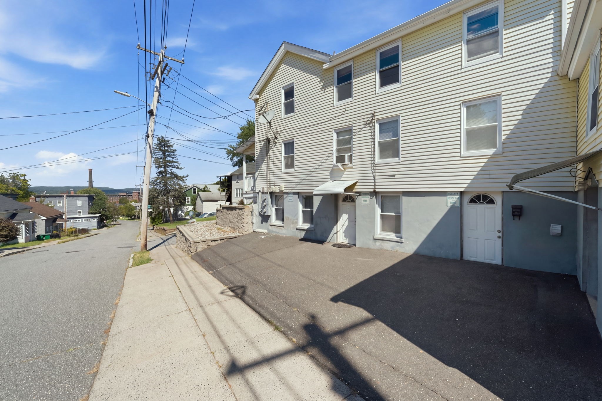 37 Howard St Property Photo 6