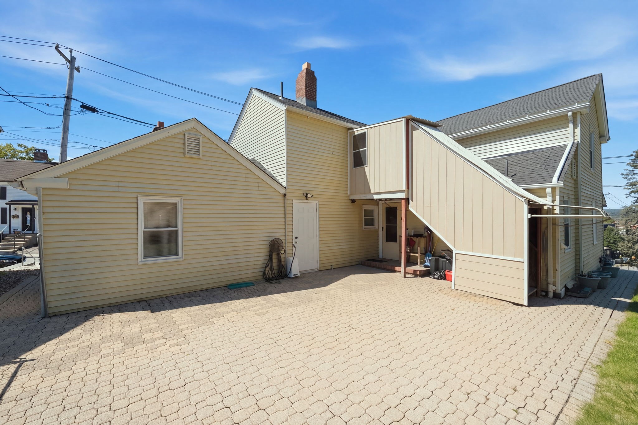 37 Howard St Property Photo 8