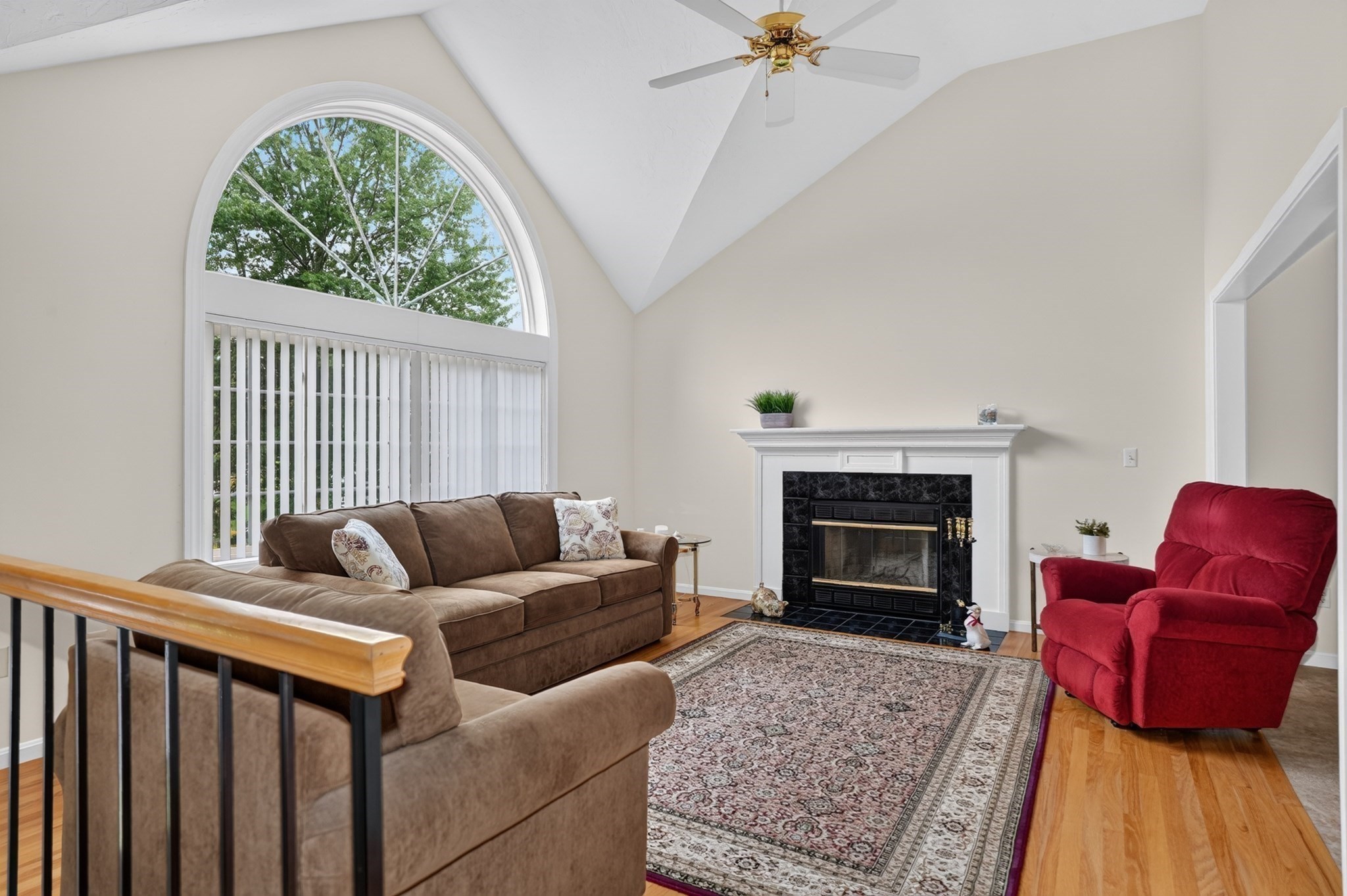 3 Greenside Ln Property Photo 2