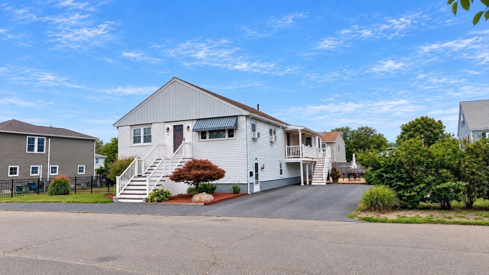 81 Warfield Avenue Property Photo 33