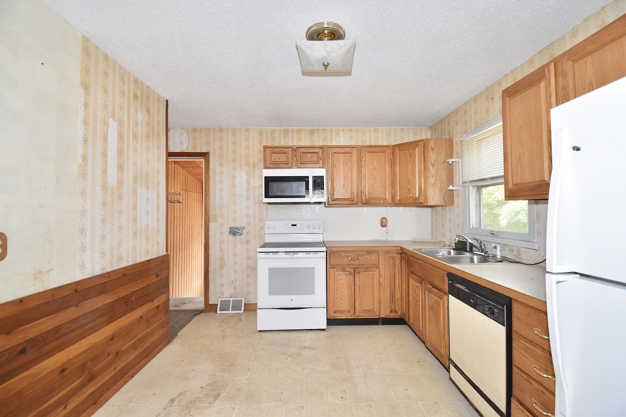 58 Cabot St Property Photo 9