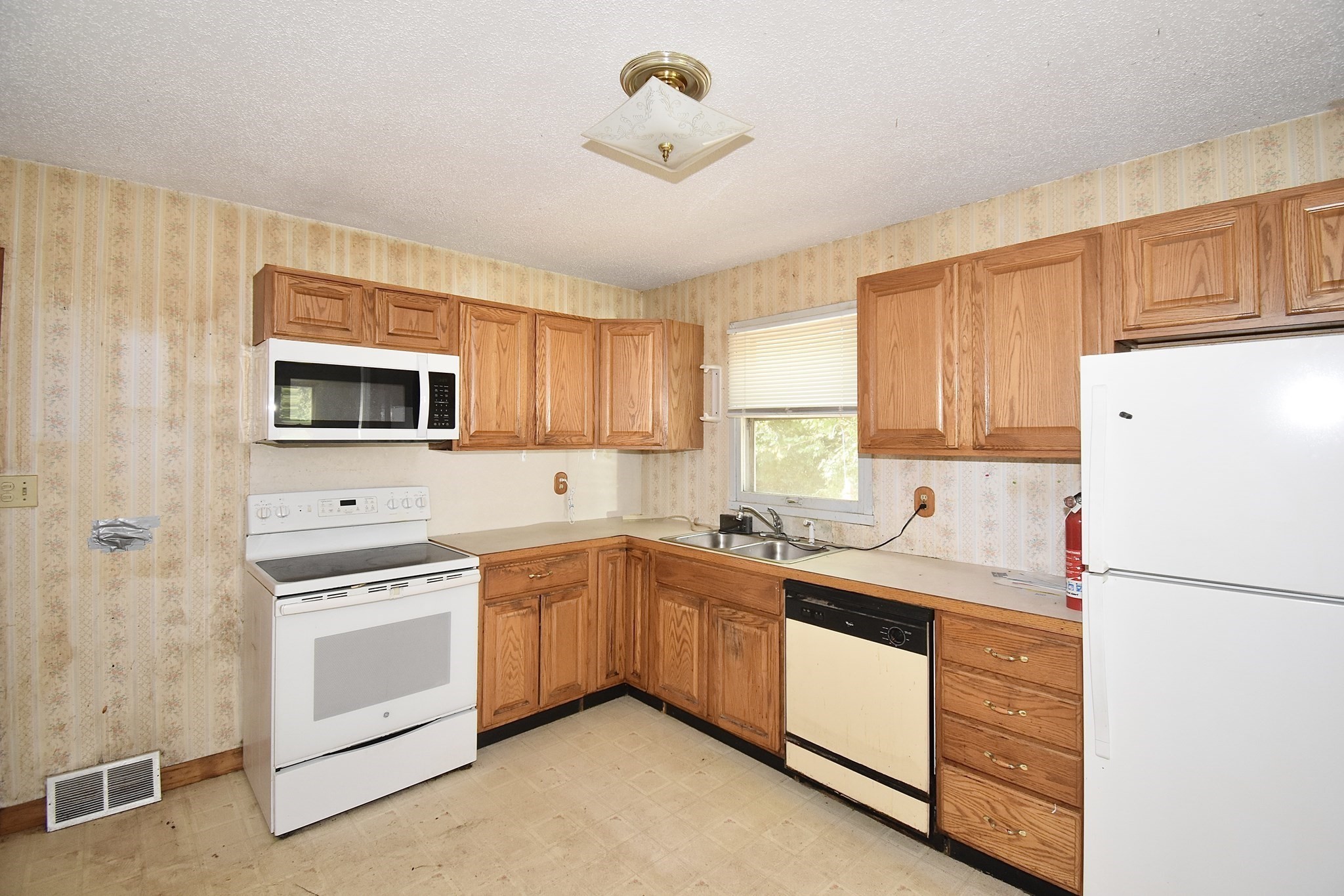 58 Cabot St Property Photo 10