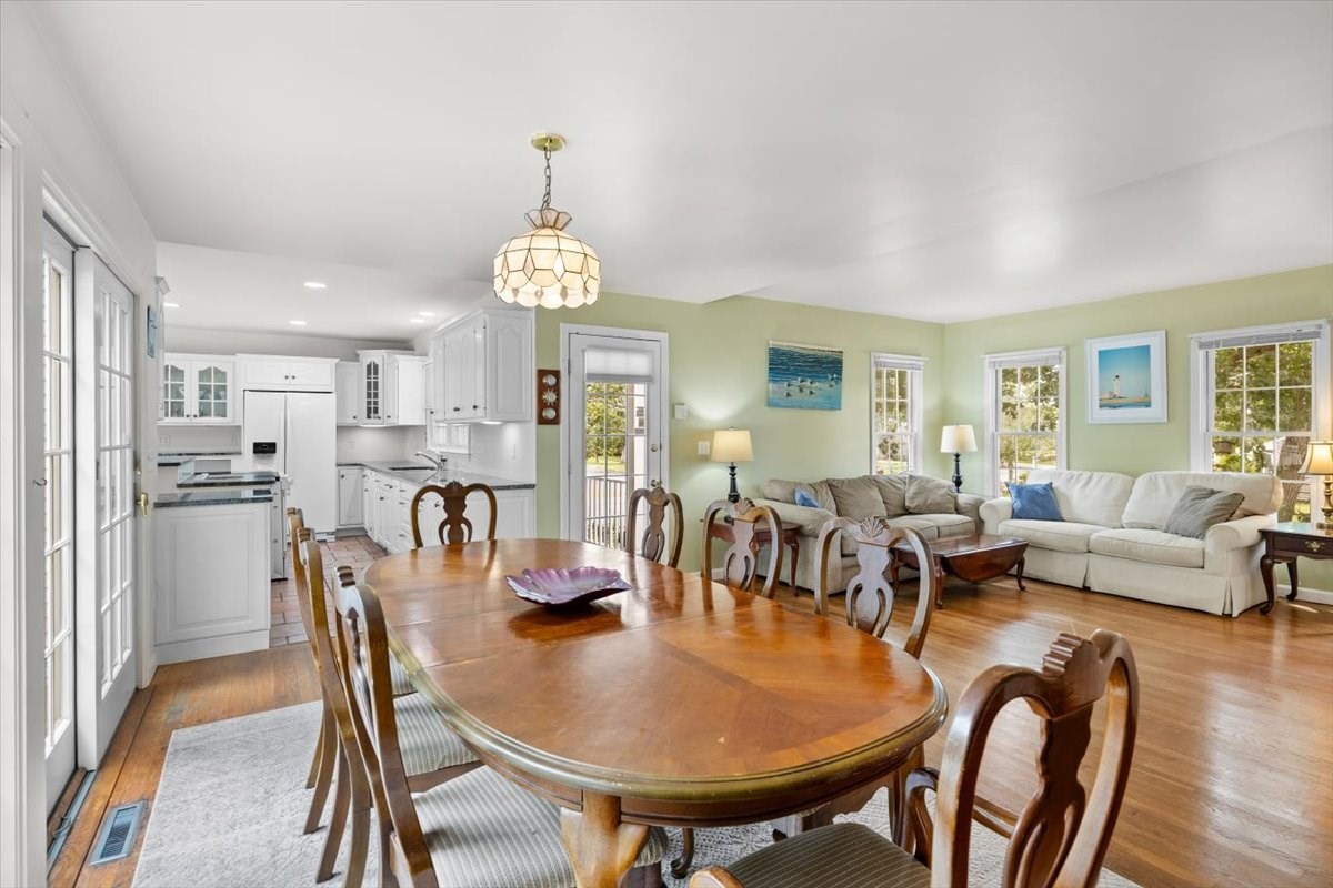 32 Niagara Lane Property Photo 5