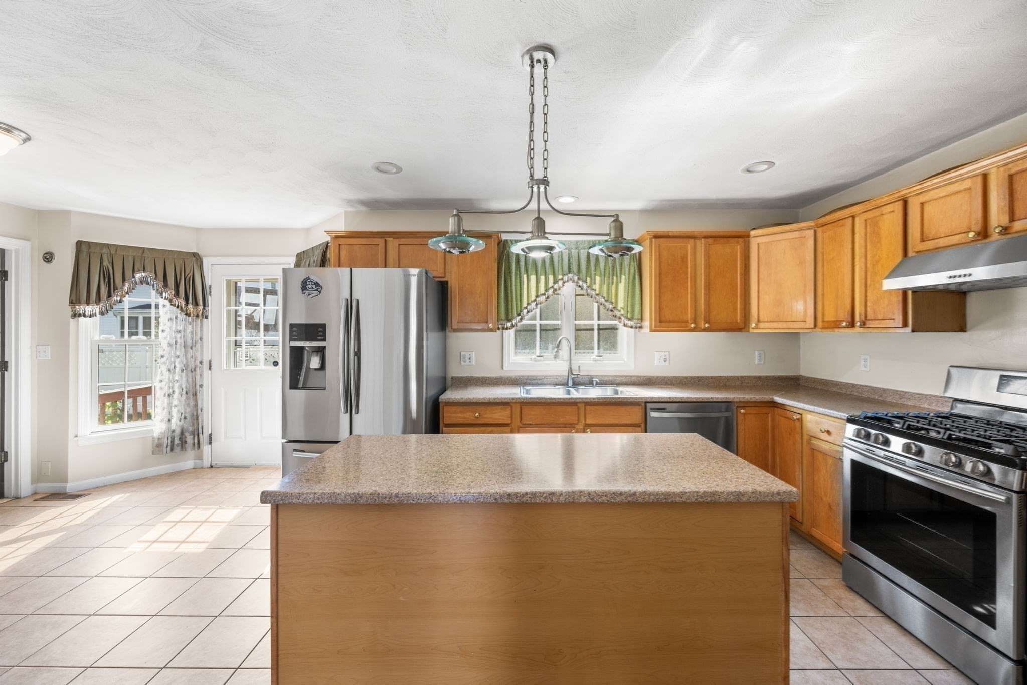 388 Varnum Ave Property Photo 12