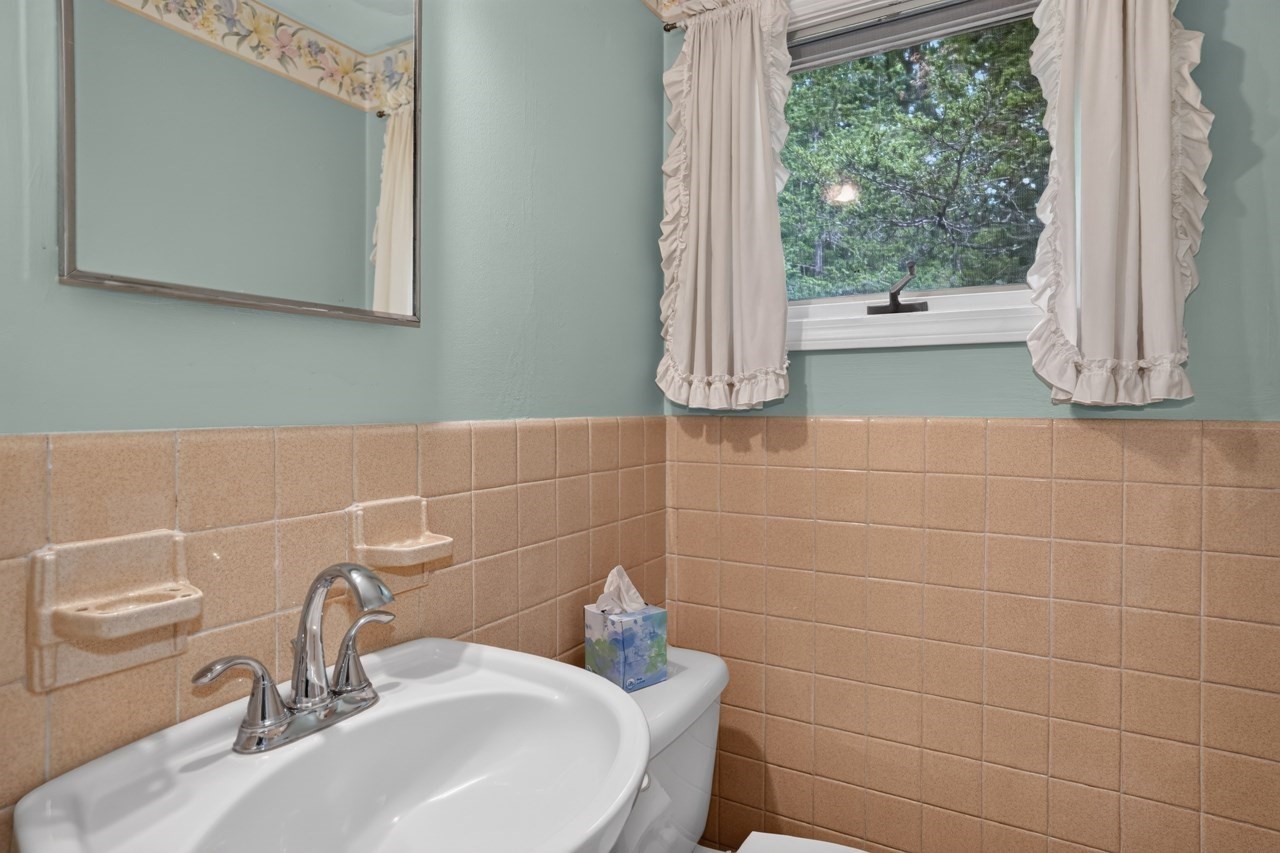 801 Winter St Property Photo 11