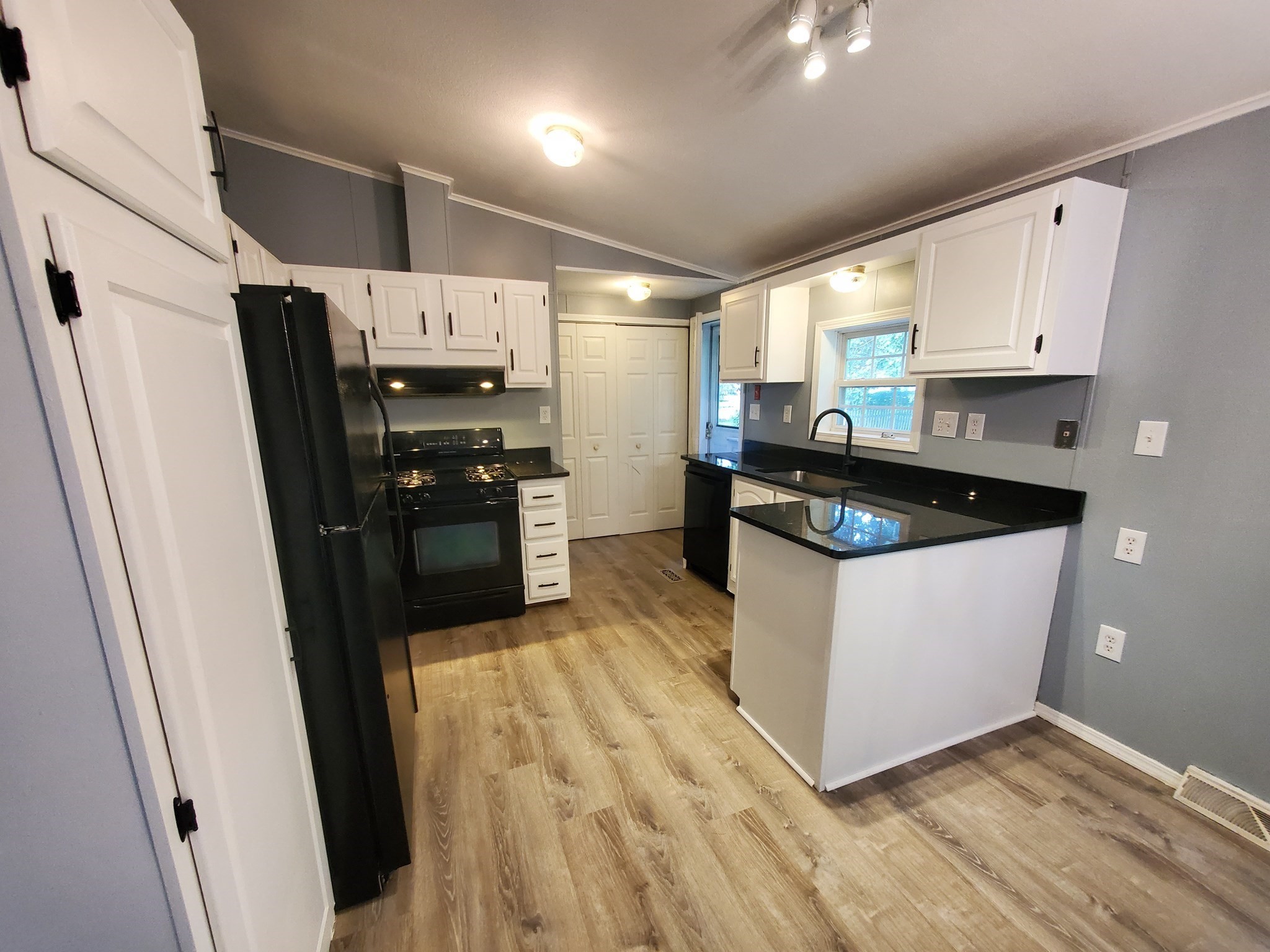 21 Fox Run Property Photo 5