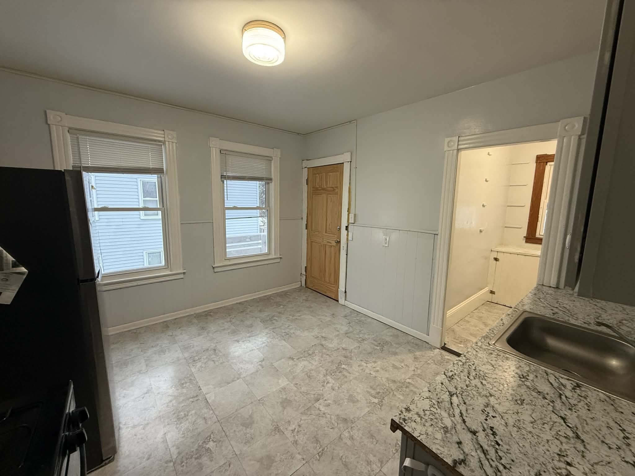 190 Oak Property Photo 3