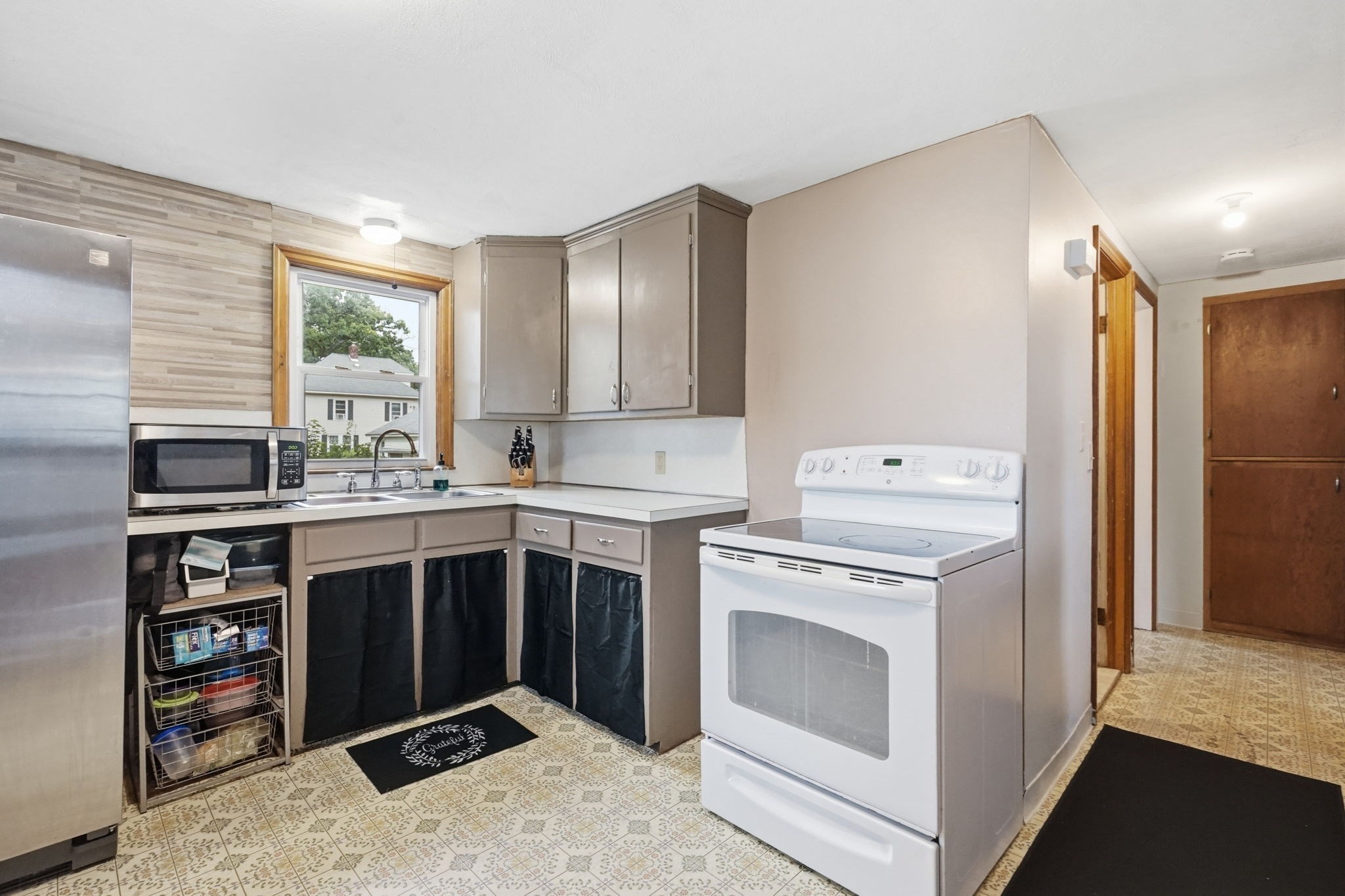 100 Lang St Property Photo 12