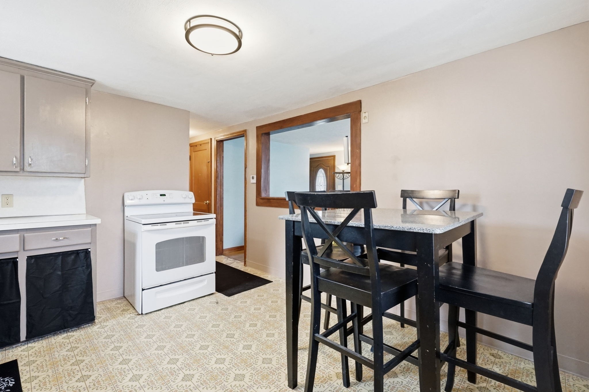 100 Lang St Property Photo 15
