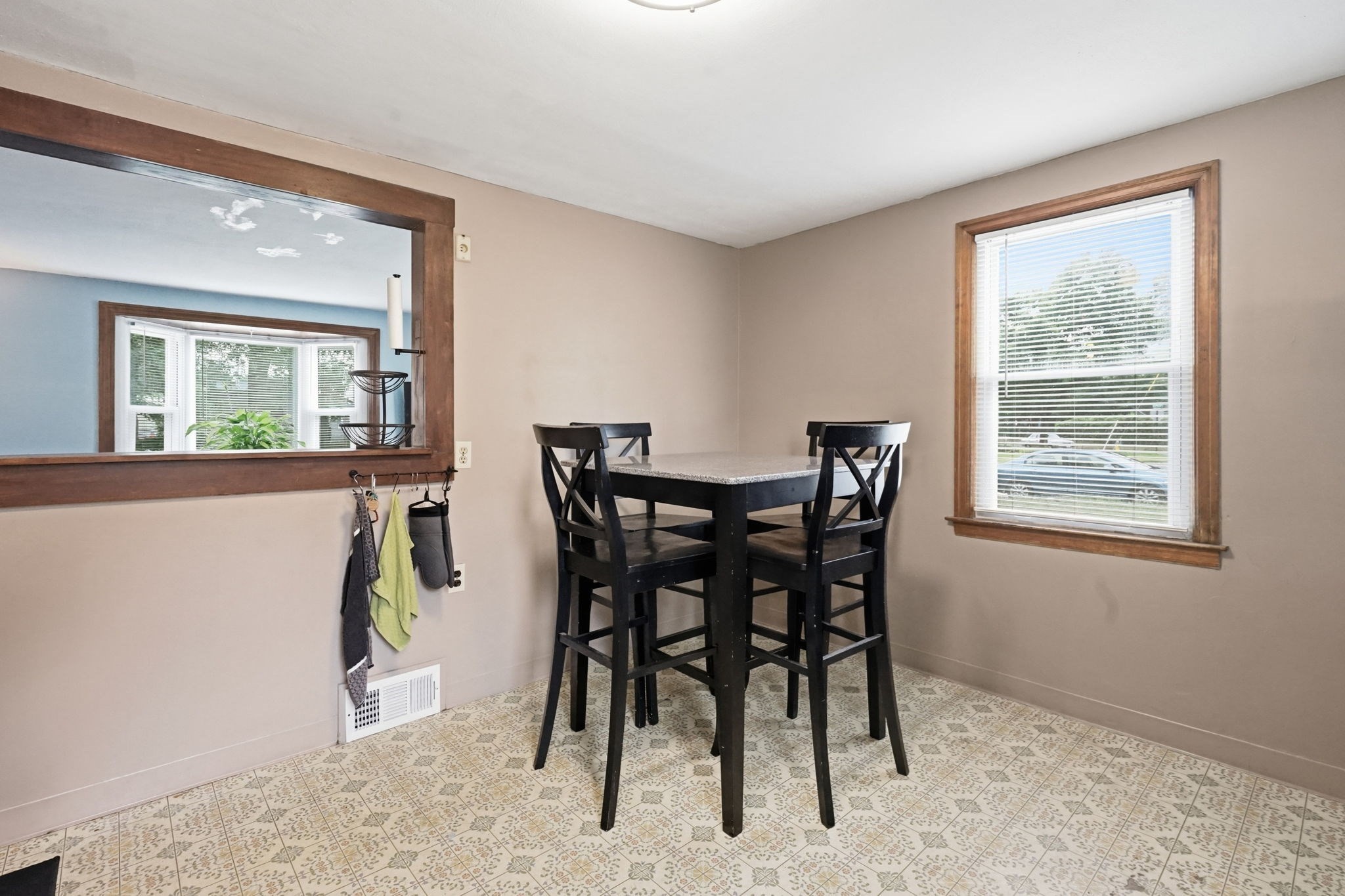 100 Lang St Property Photo 16