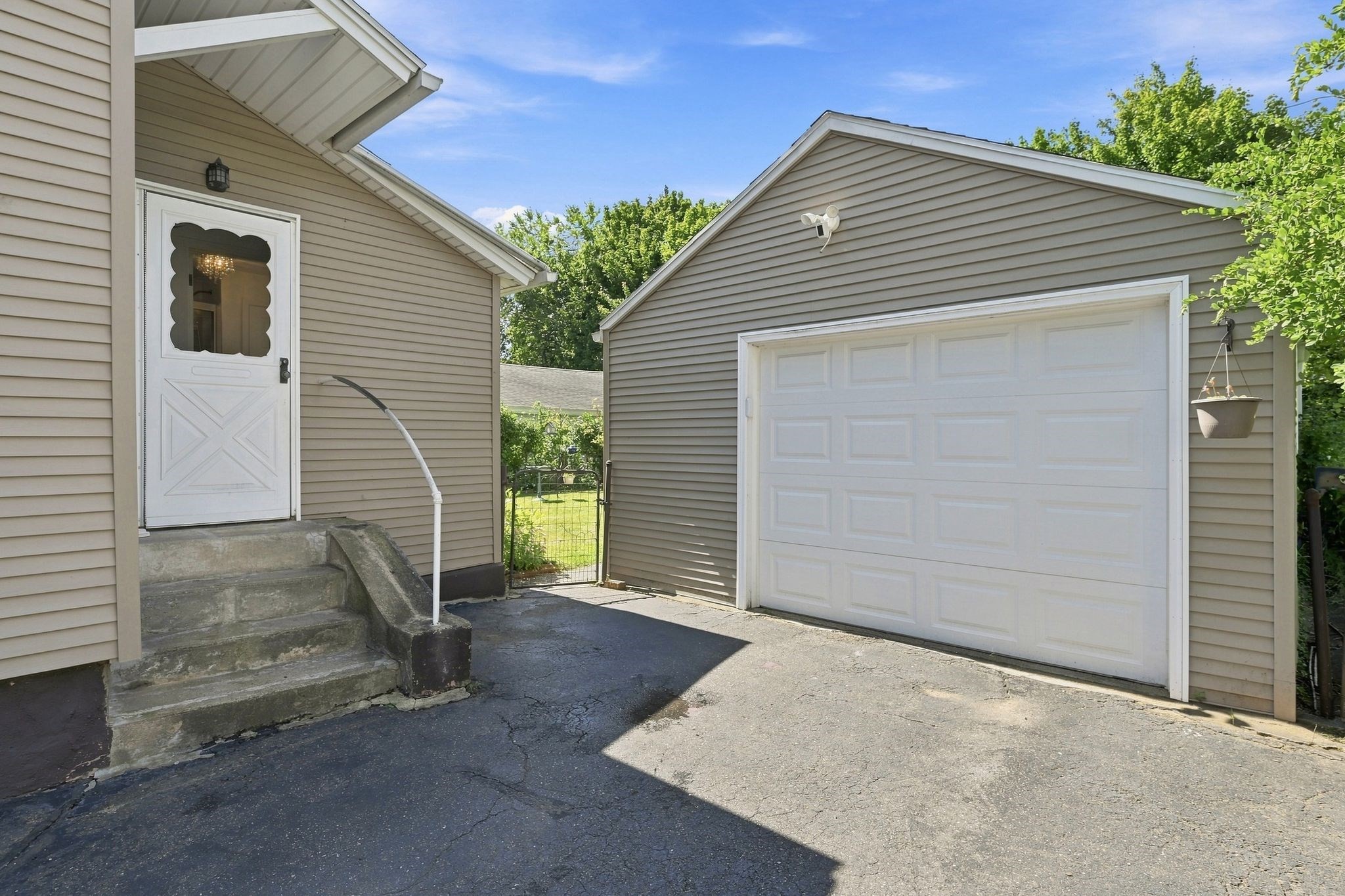 27 Elm St Property Photo 4