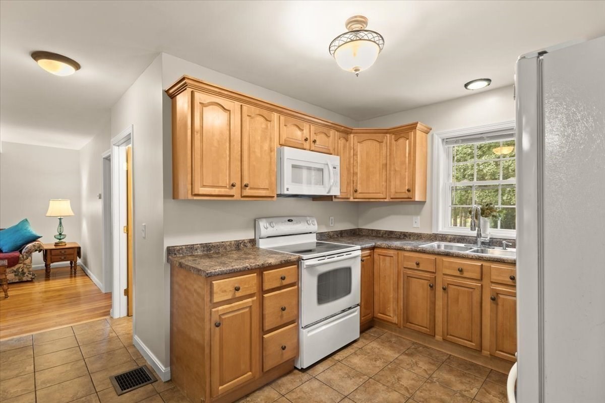 48 Davis St Property Photo 15