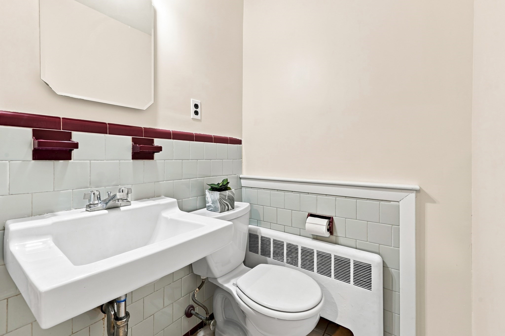 438 Waltham St Property Photo 24