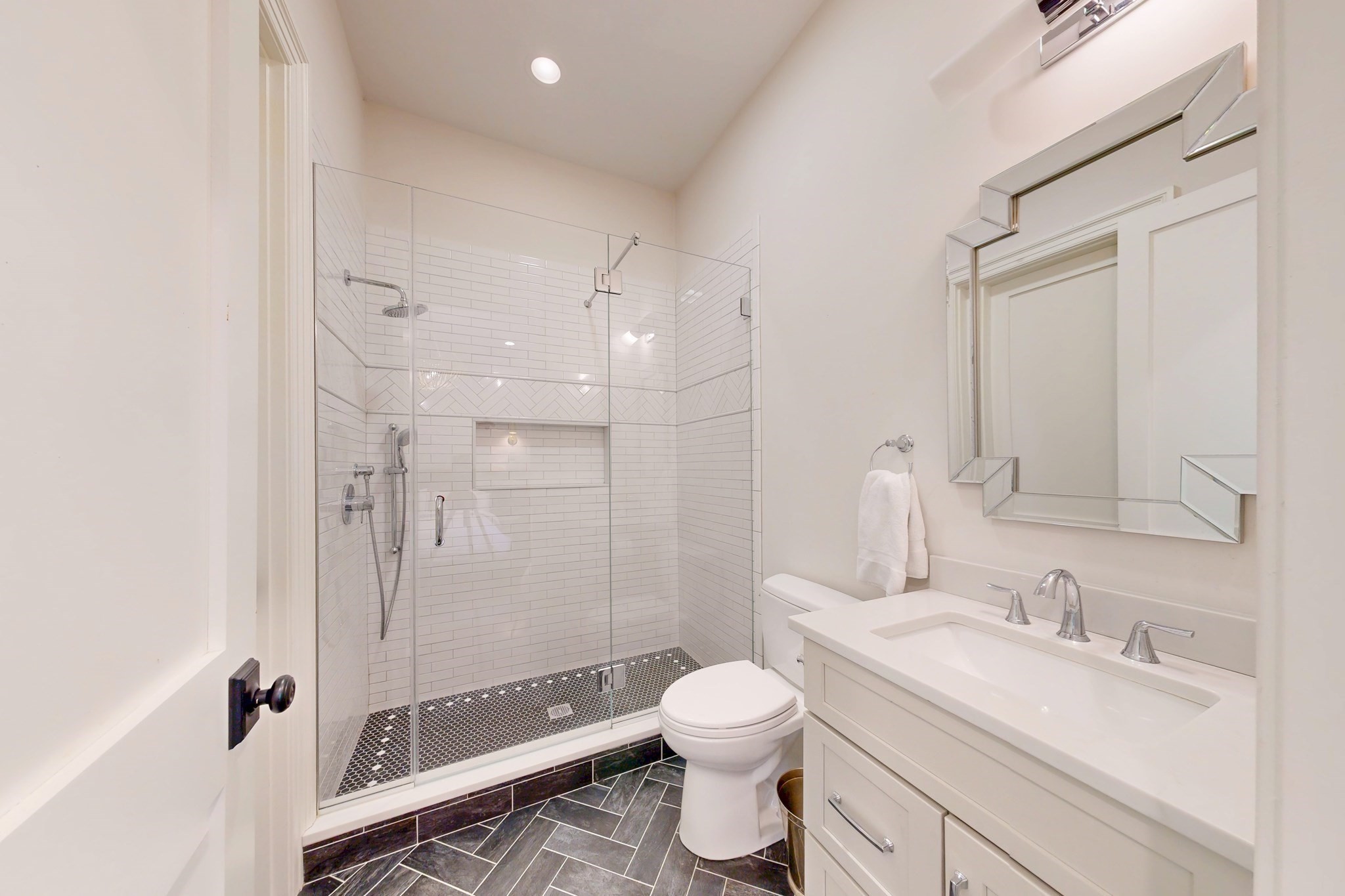 370 Grove St Property Photo 13