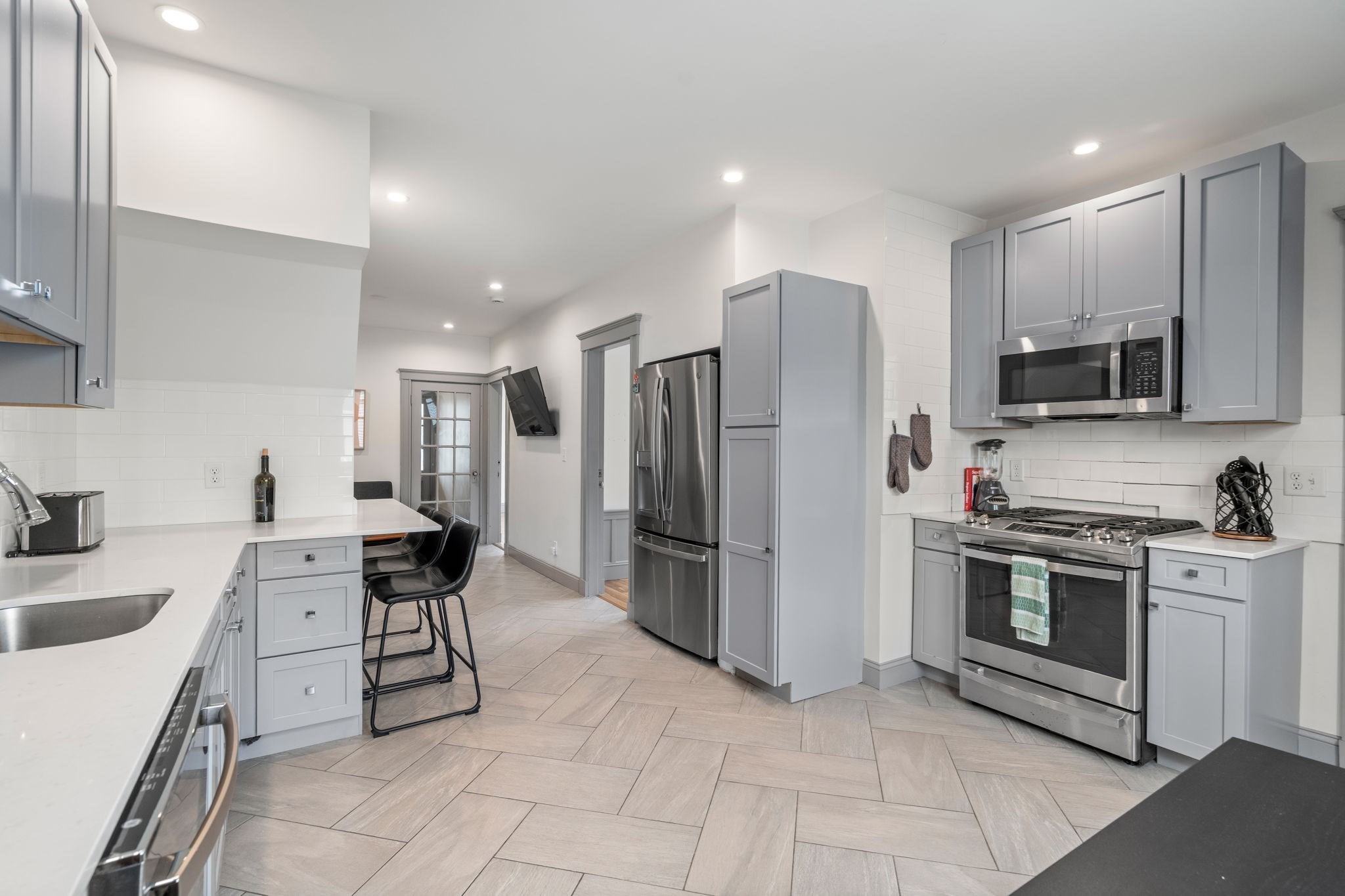 588 Gallivan Blvd Property Photo 2