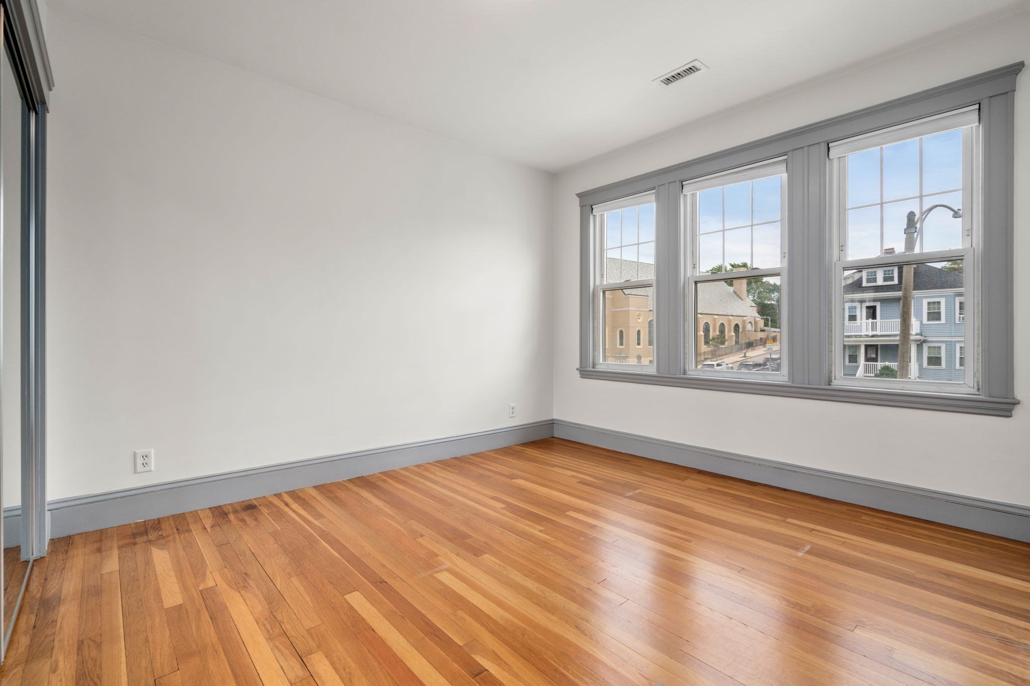588 Gallivan Blvd Property Photo 15