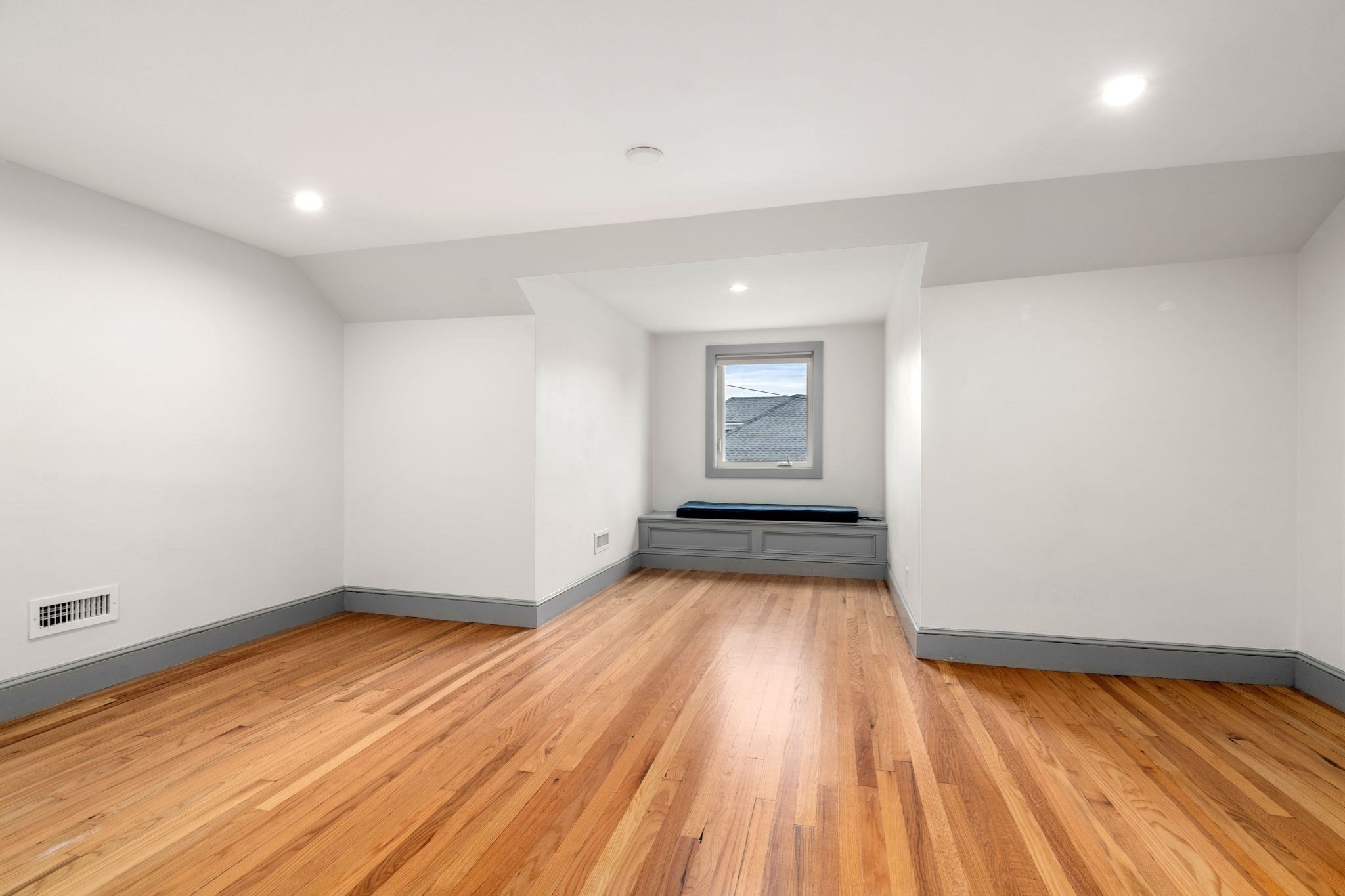 588 Gallivan Blvd Property Photo 25