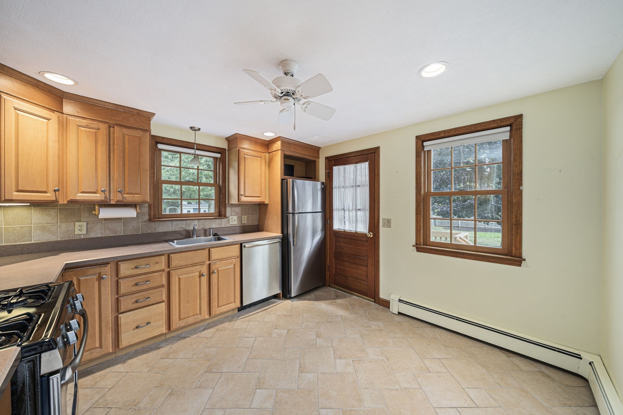 535 Whiting St Property Photo 6