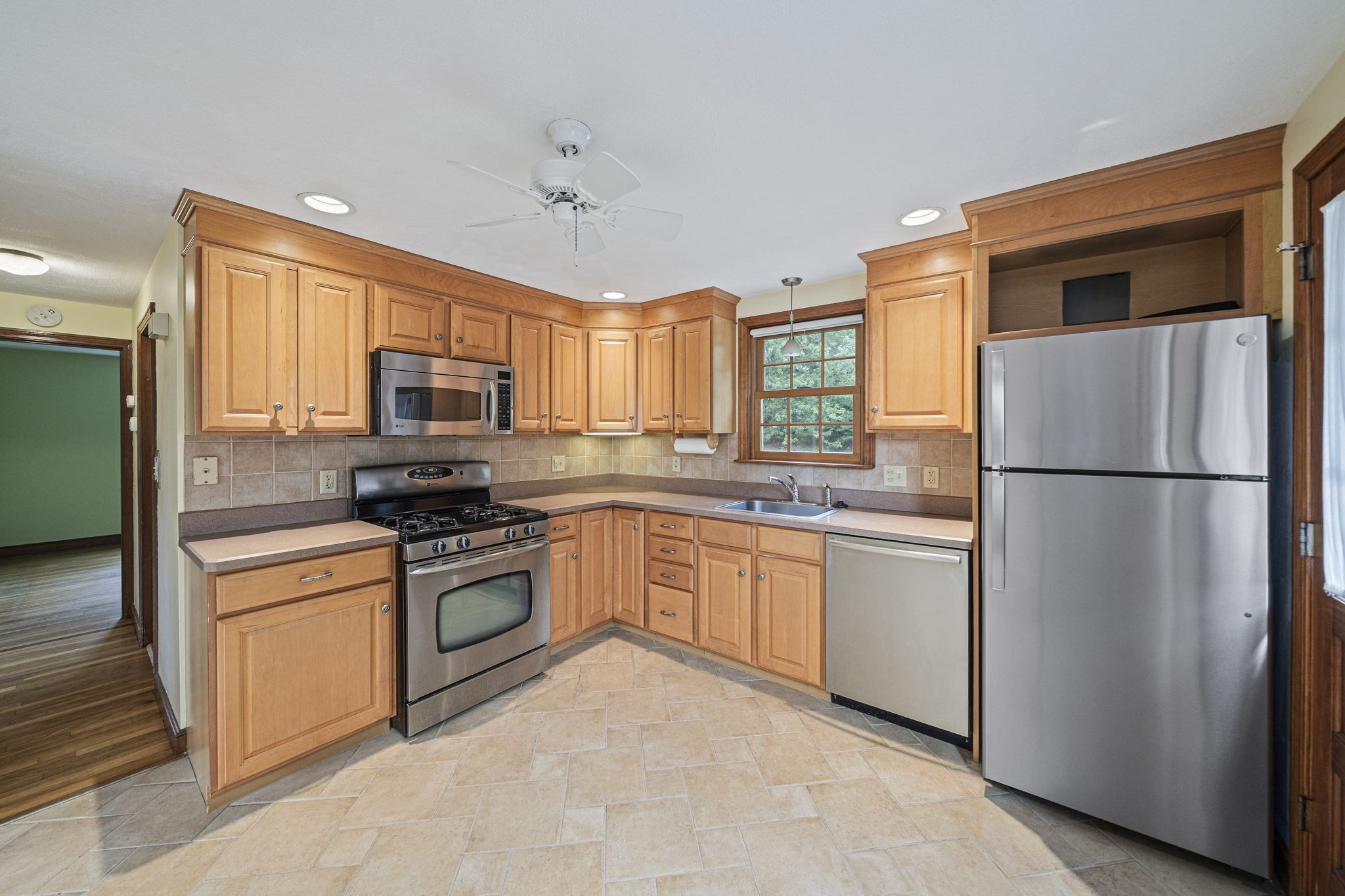 535 Whiting St Property Photo 7