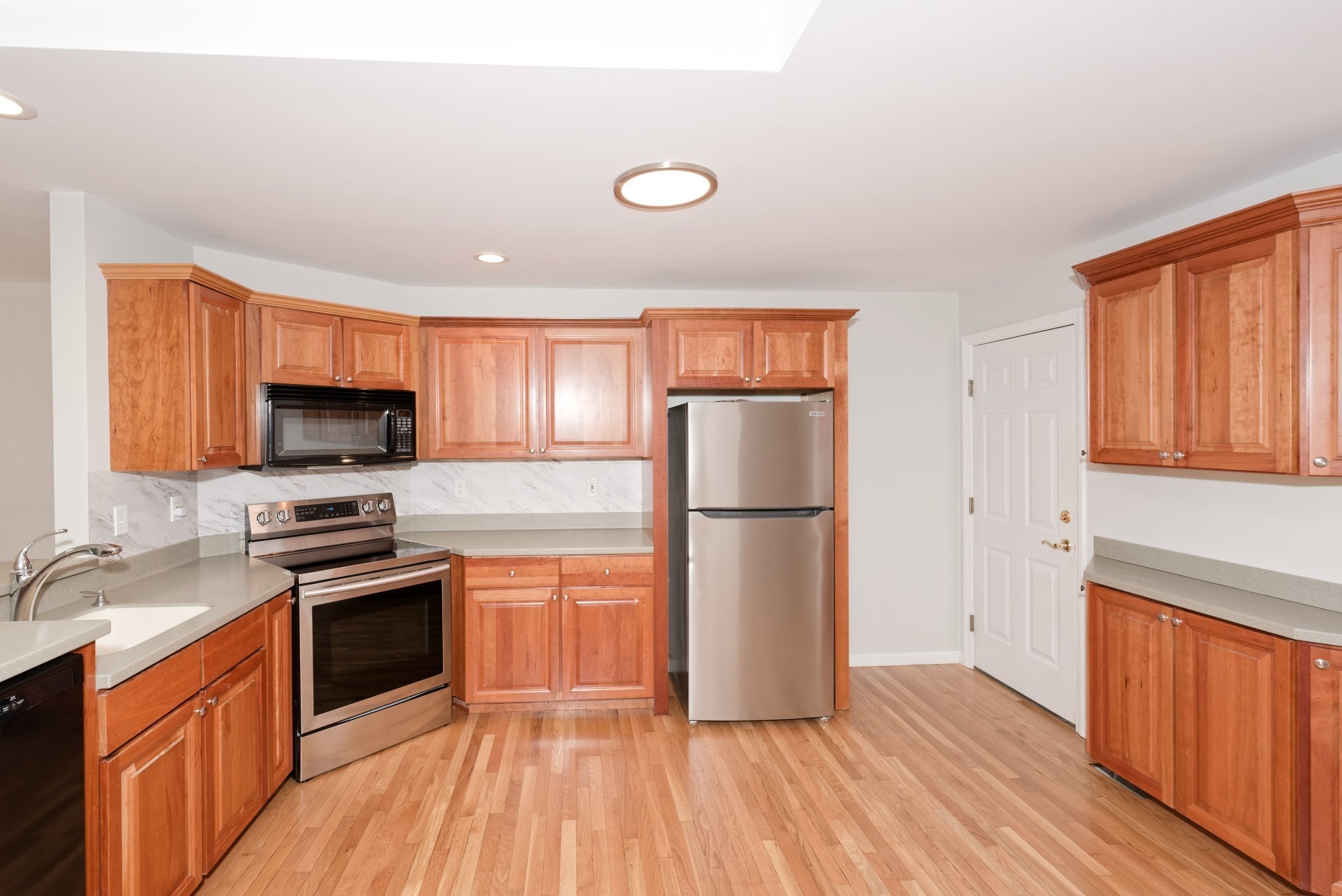 21 Surry Dr # 21 Property Photo 3
