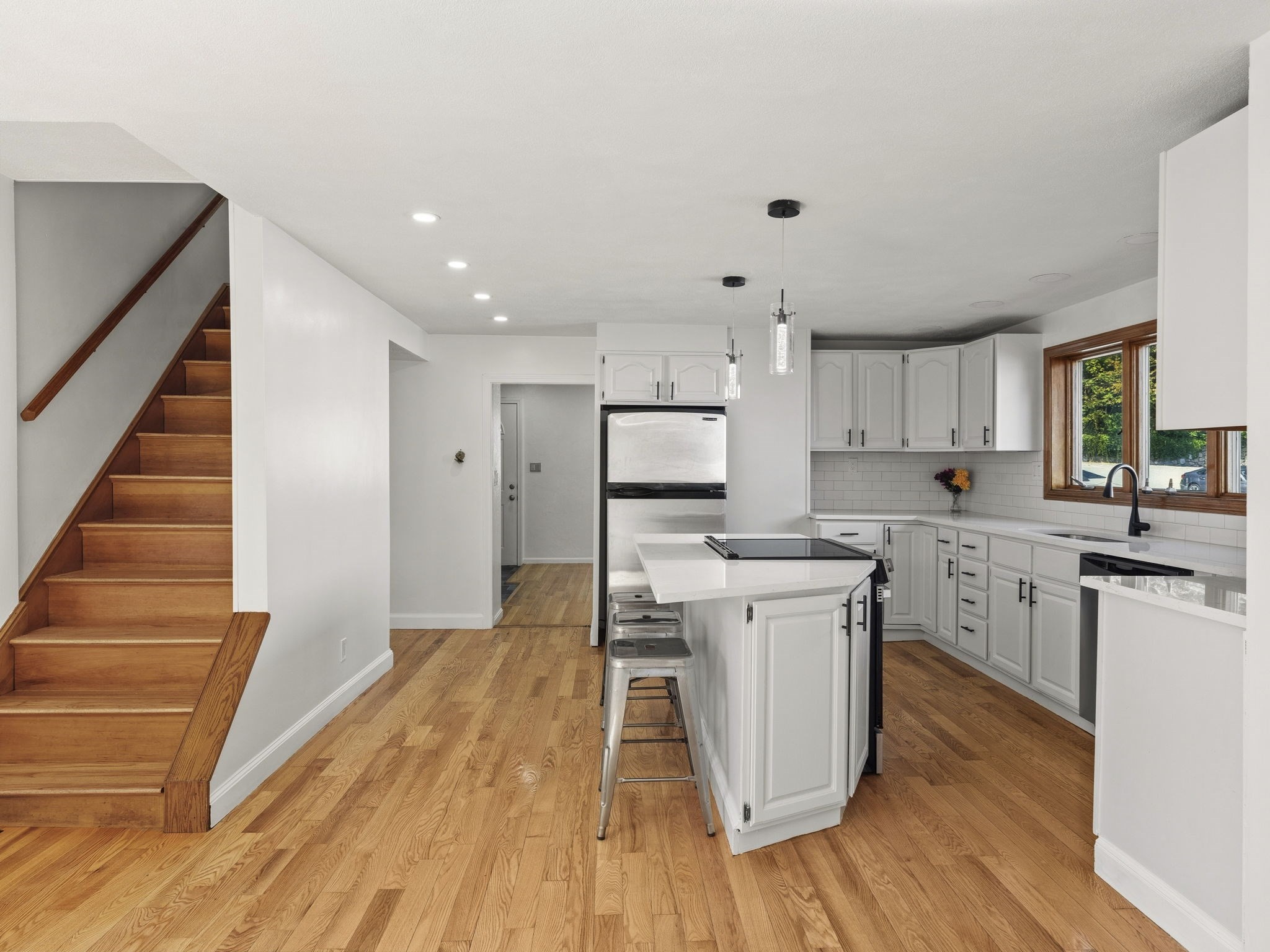 12 Boston St Property Photo 10