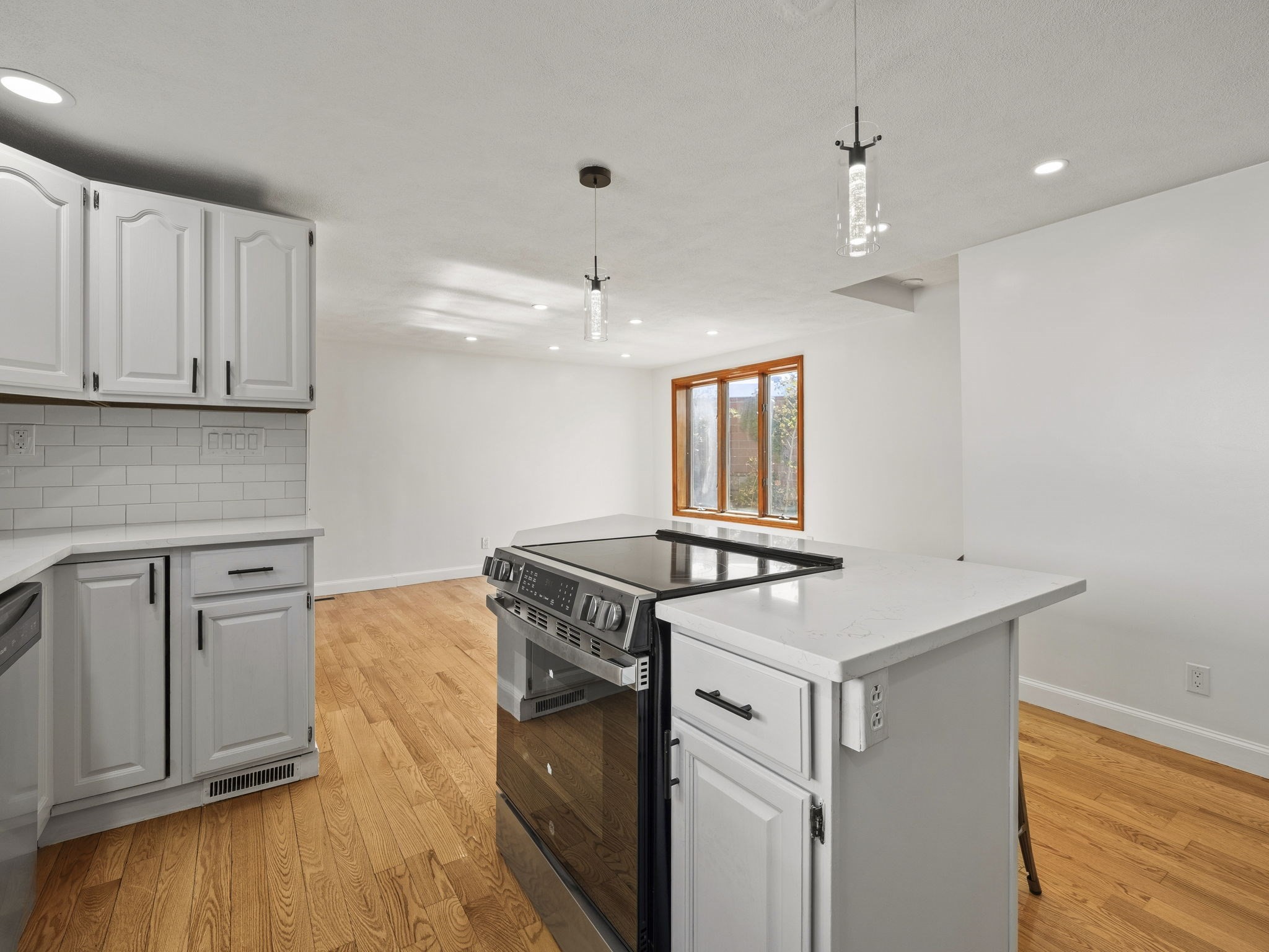 12 Boston St Property Photo 14