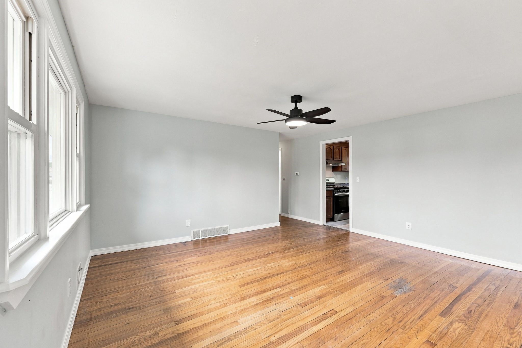 76 Daley St Property Photo 5