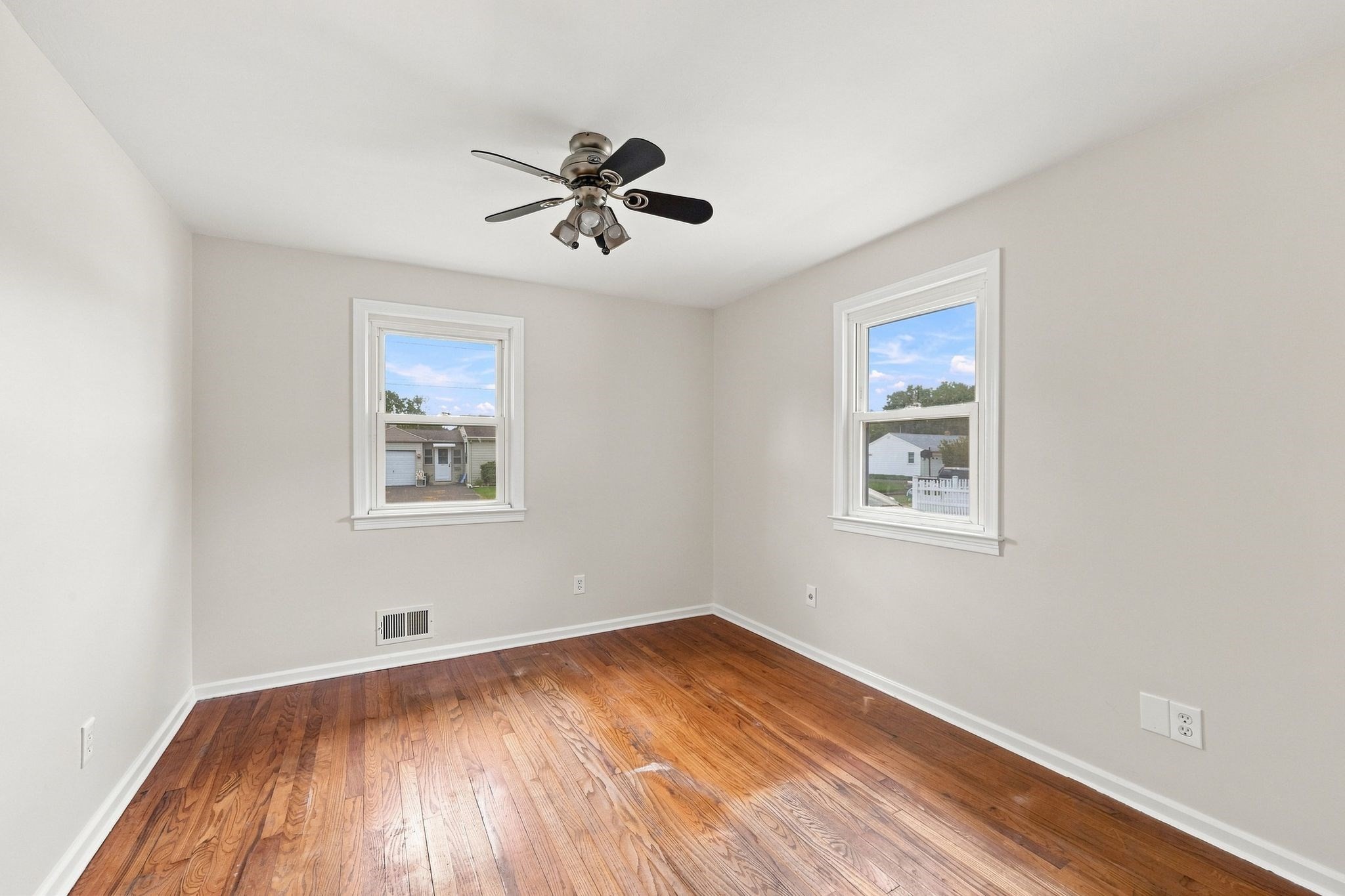 76 Daley St Property Photo 28