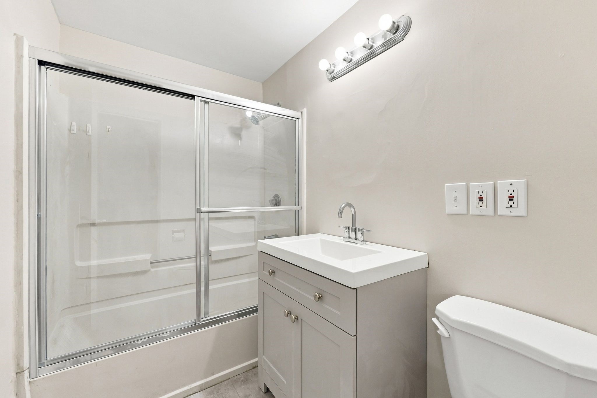 76 Daley St Property Photo 33