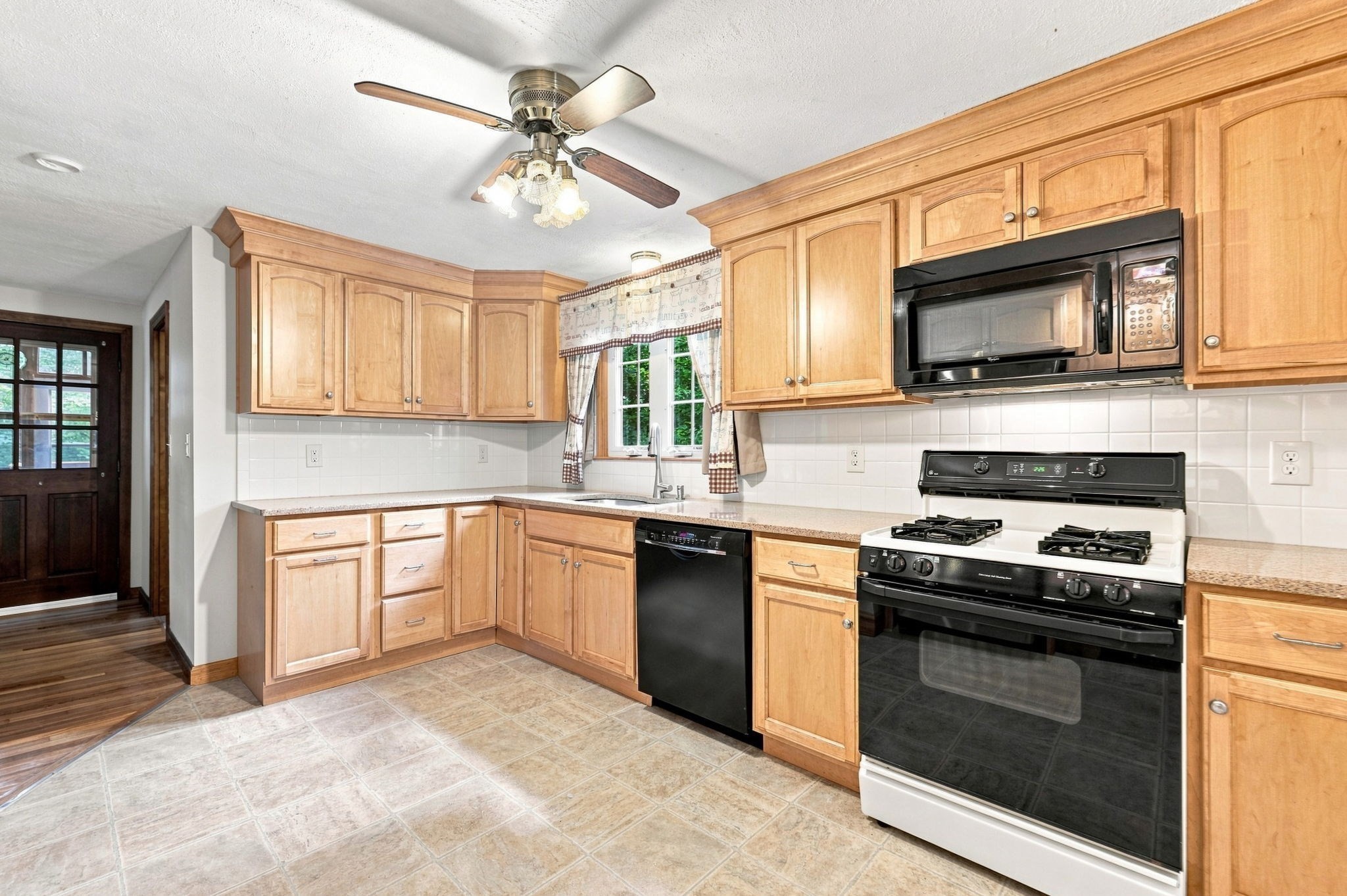 30 Ideal Ave Property Photo 5