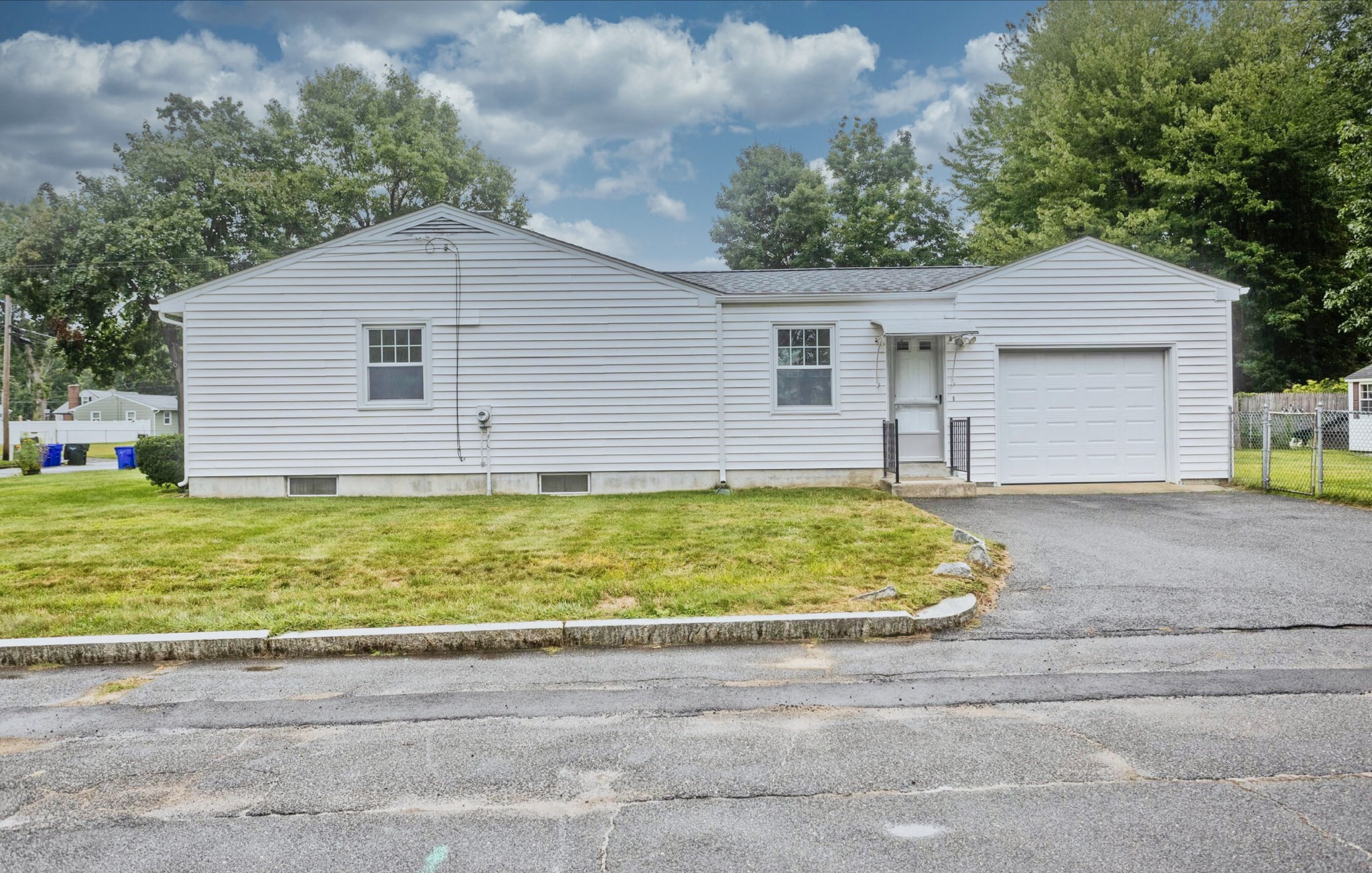 539 Dutchess St Property Photo 6
