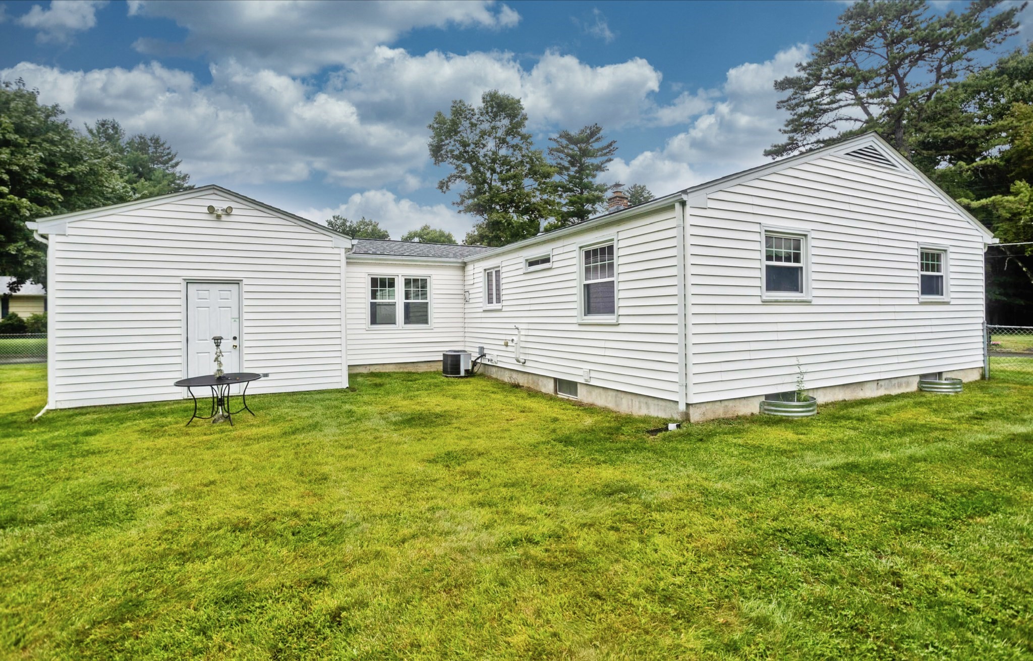 539 Dutchess St Property Photo 7