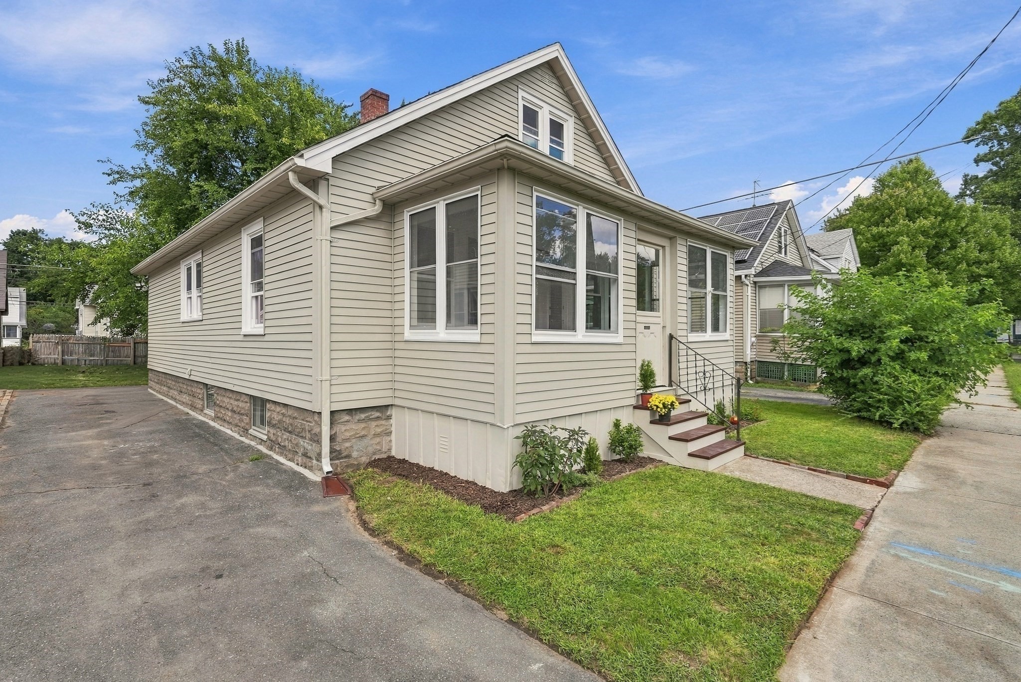 128 Wilber St Property Photo 3