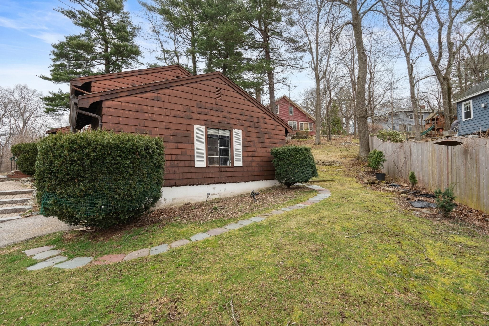 235 Forest St Property Photo 31