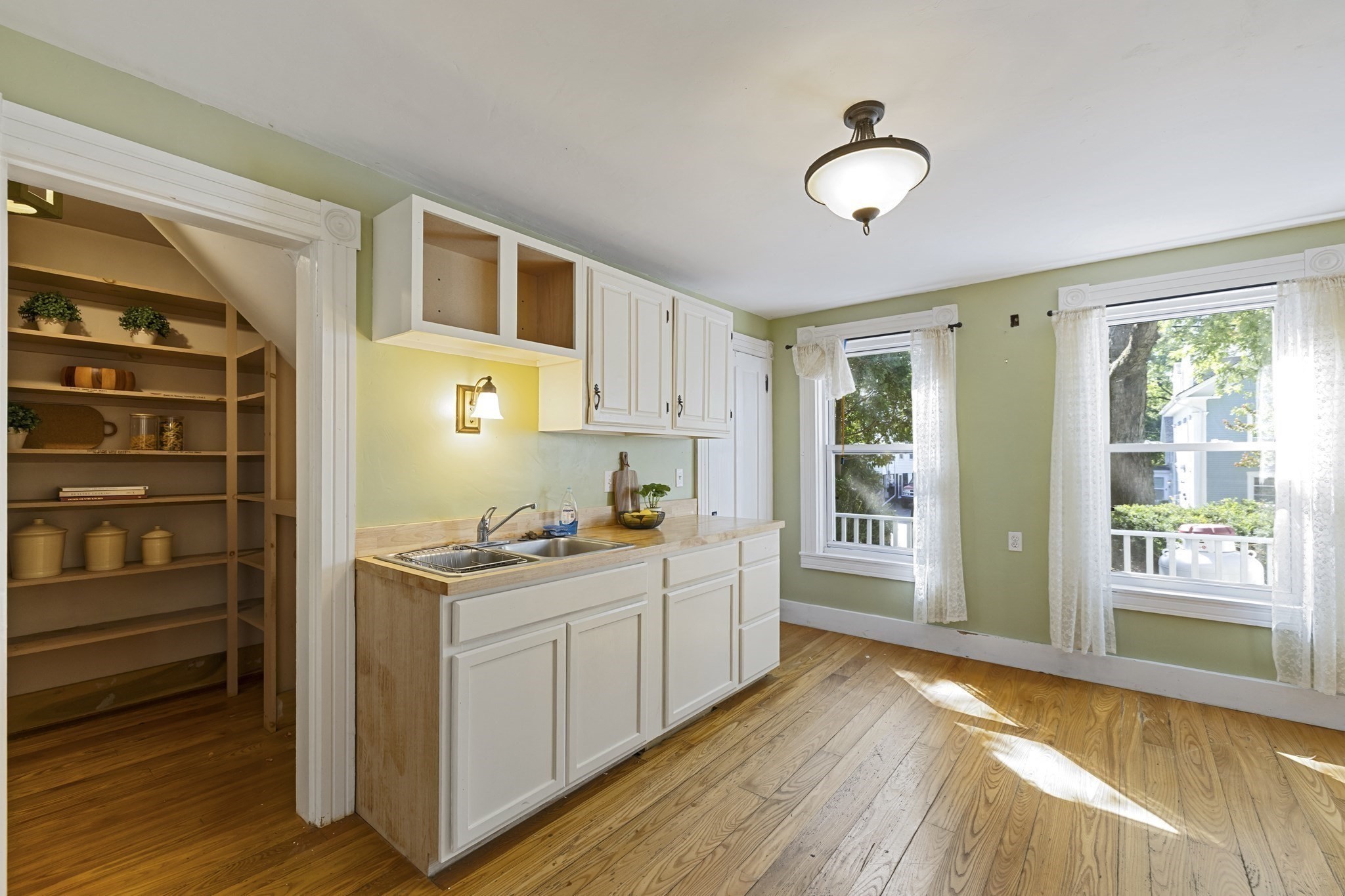 10 Spring St Property Photo 14