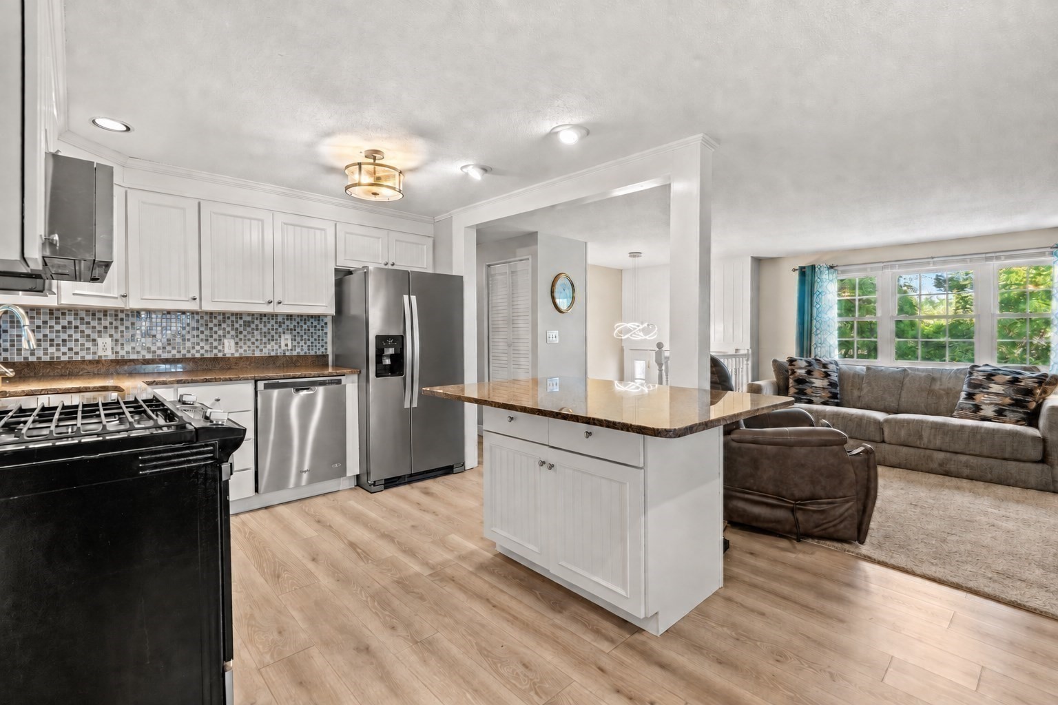 15 Sharyn Circle Property Photo 4