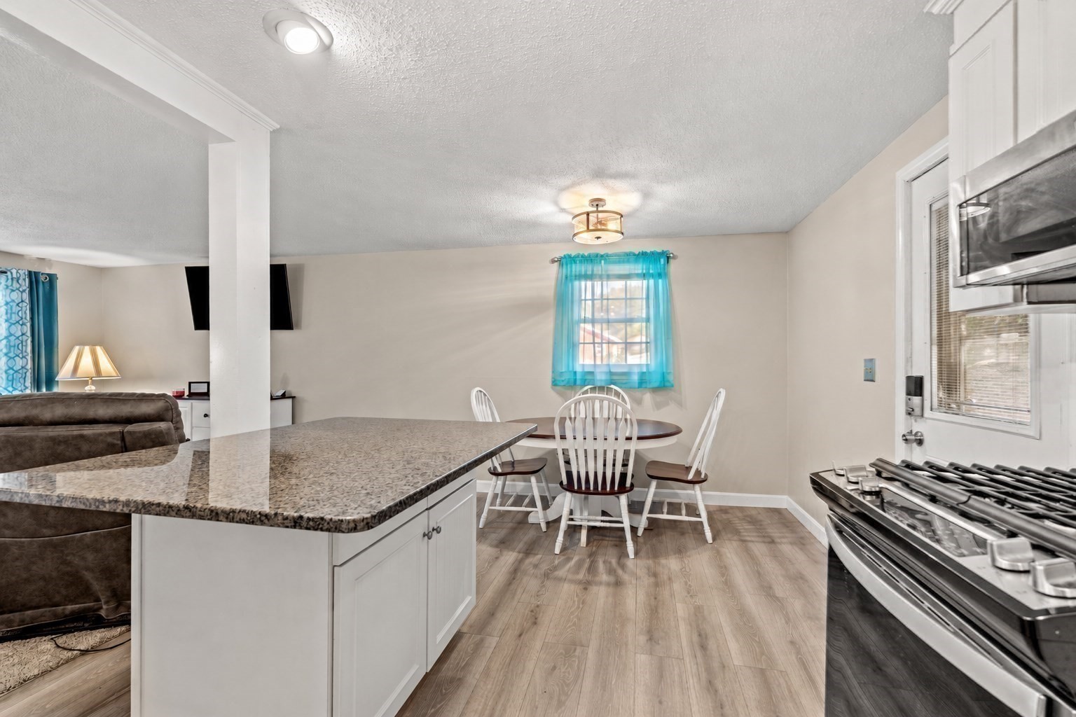 15 Sharyn Circle Property Photo 6