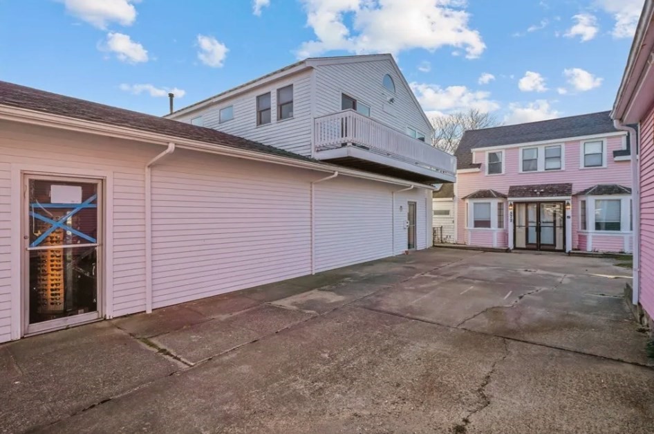 574 Main St Property Photo 5