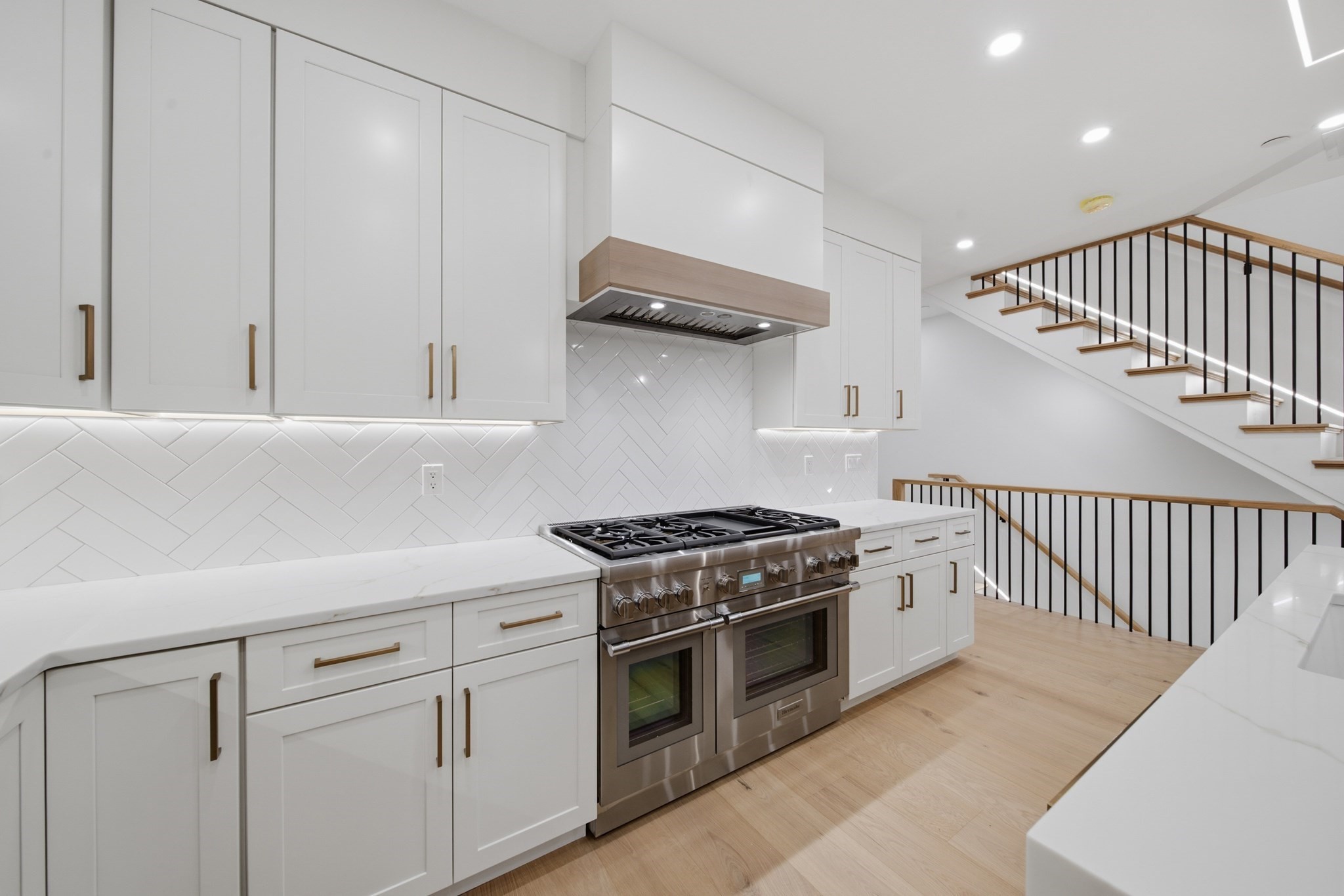 421 East 6th Street Property Photo 4