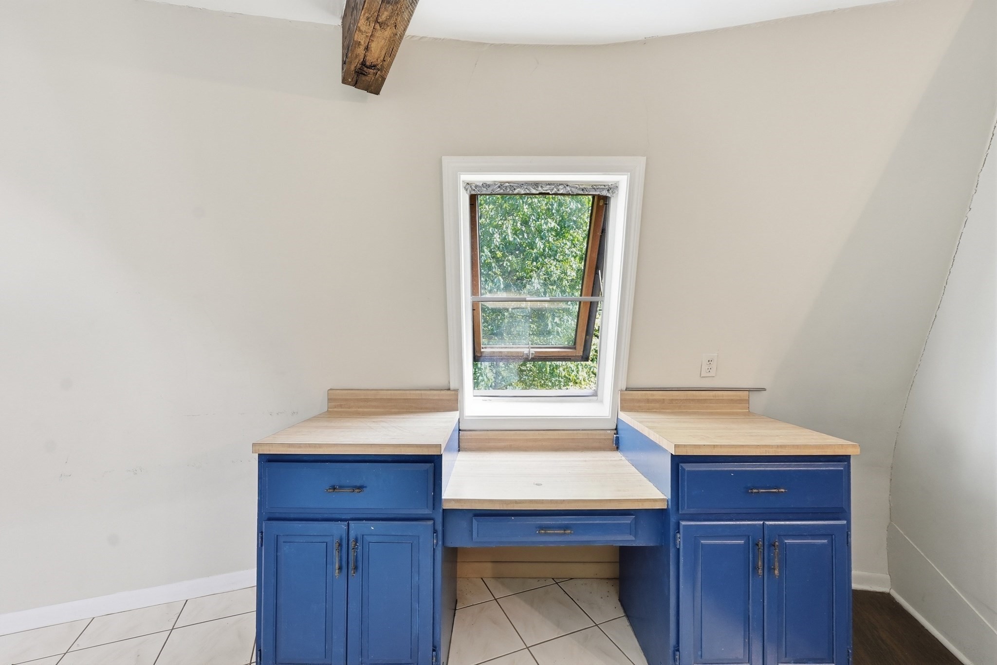 243 Oak St Property Photo 12