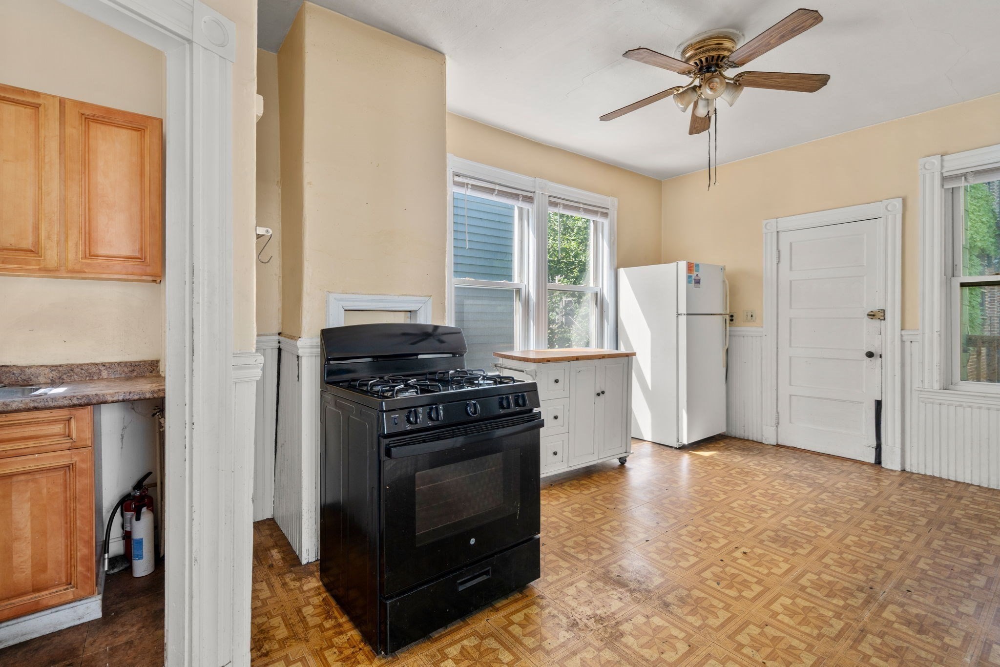 735 Parker Street Property Photo 4