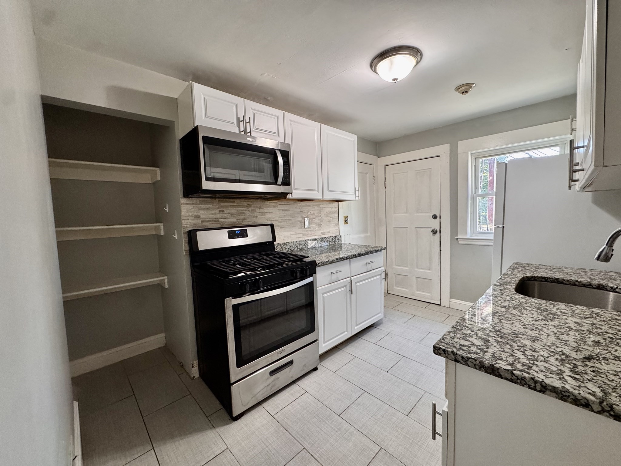 4907 Washington St # 1r Property Photo 4