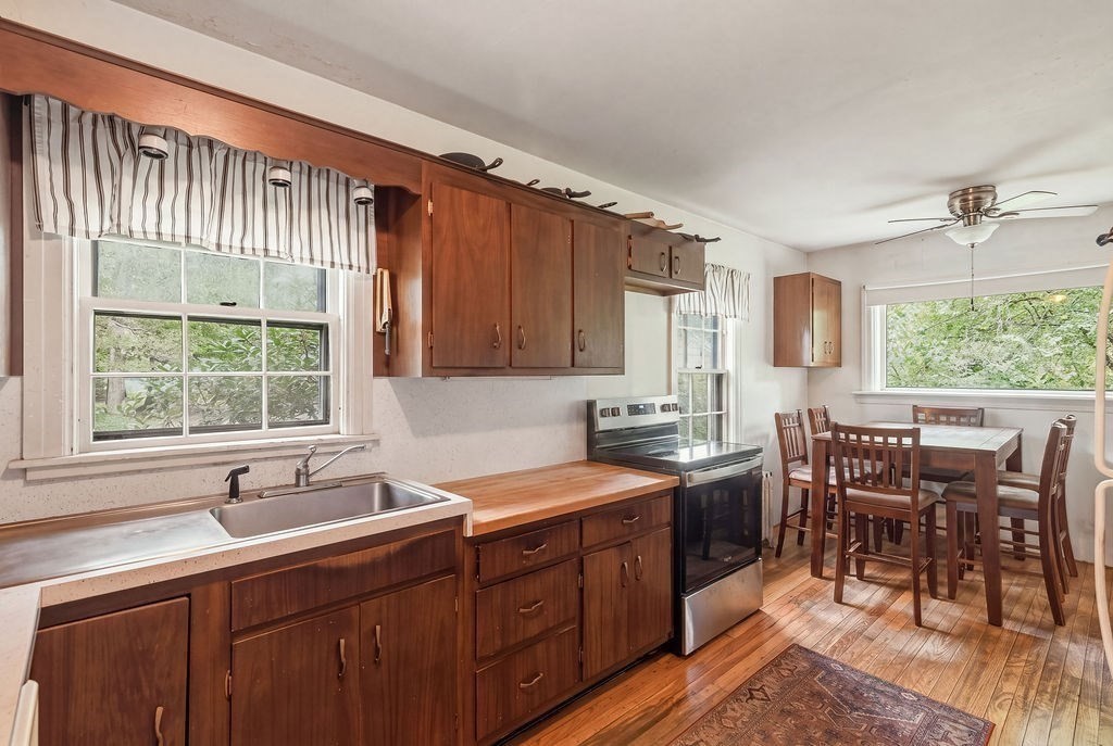 1248 Pleasant St Property Photo 6