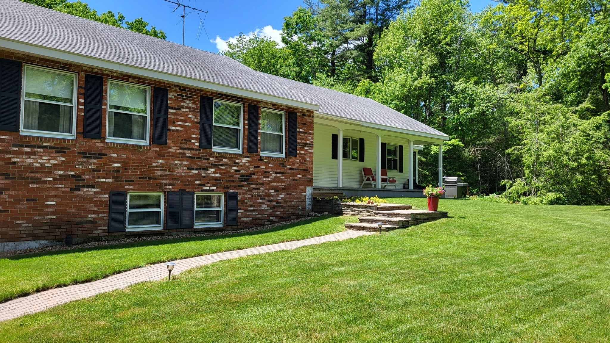 385 E County Rd Property Photo 1