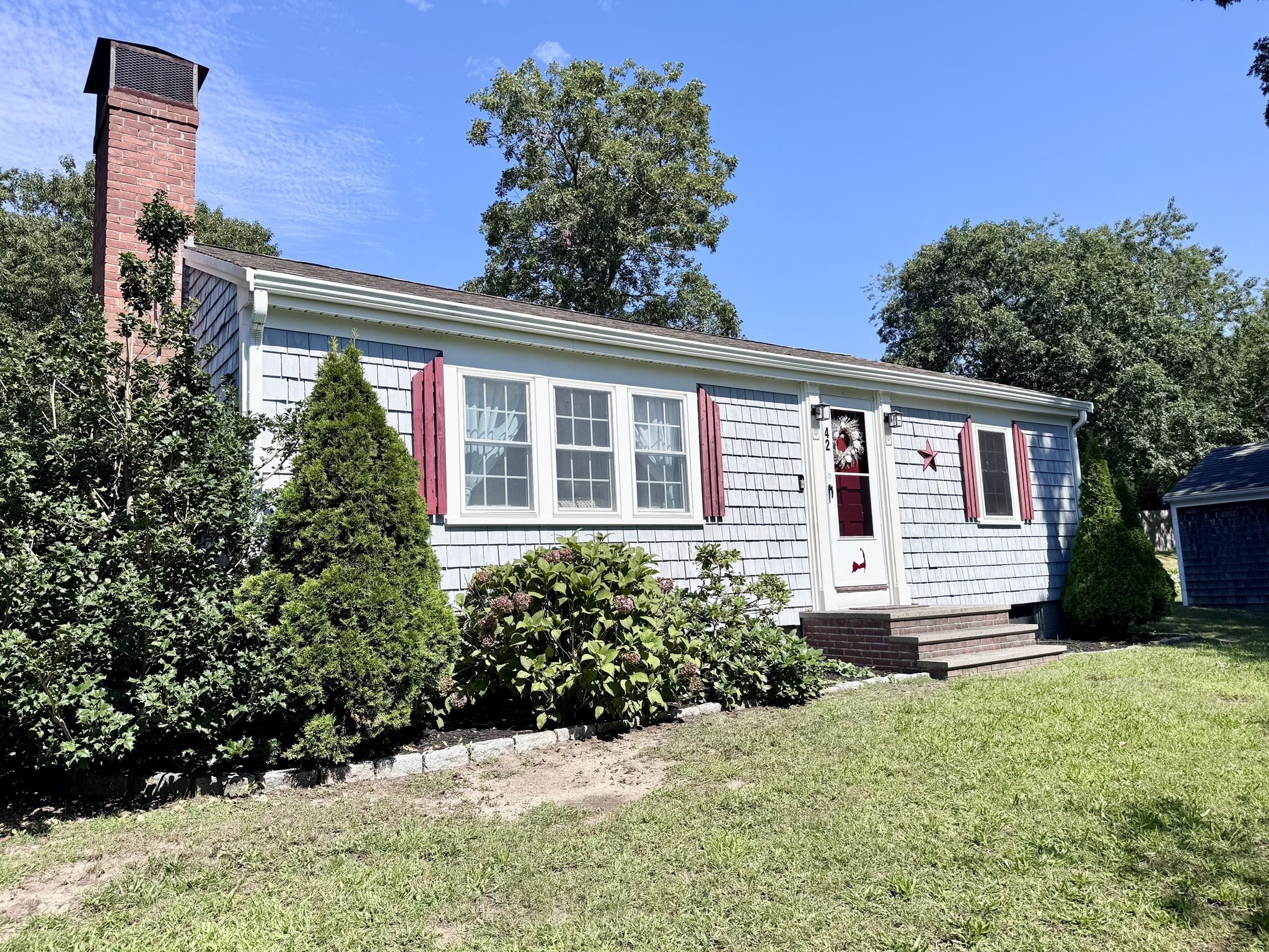 42 Vineyard Ave Property Photo 2