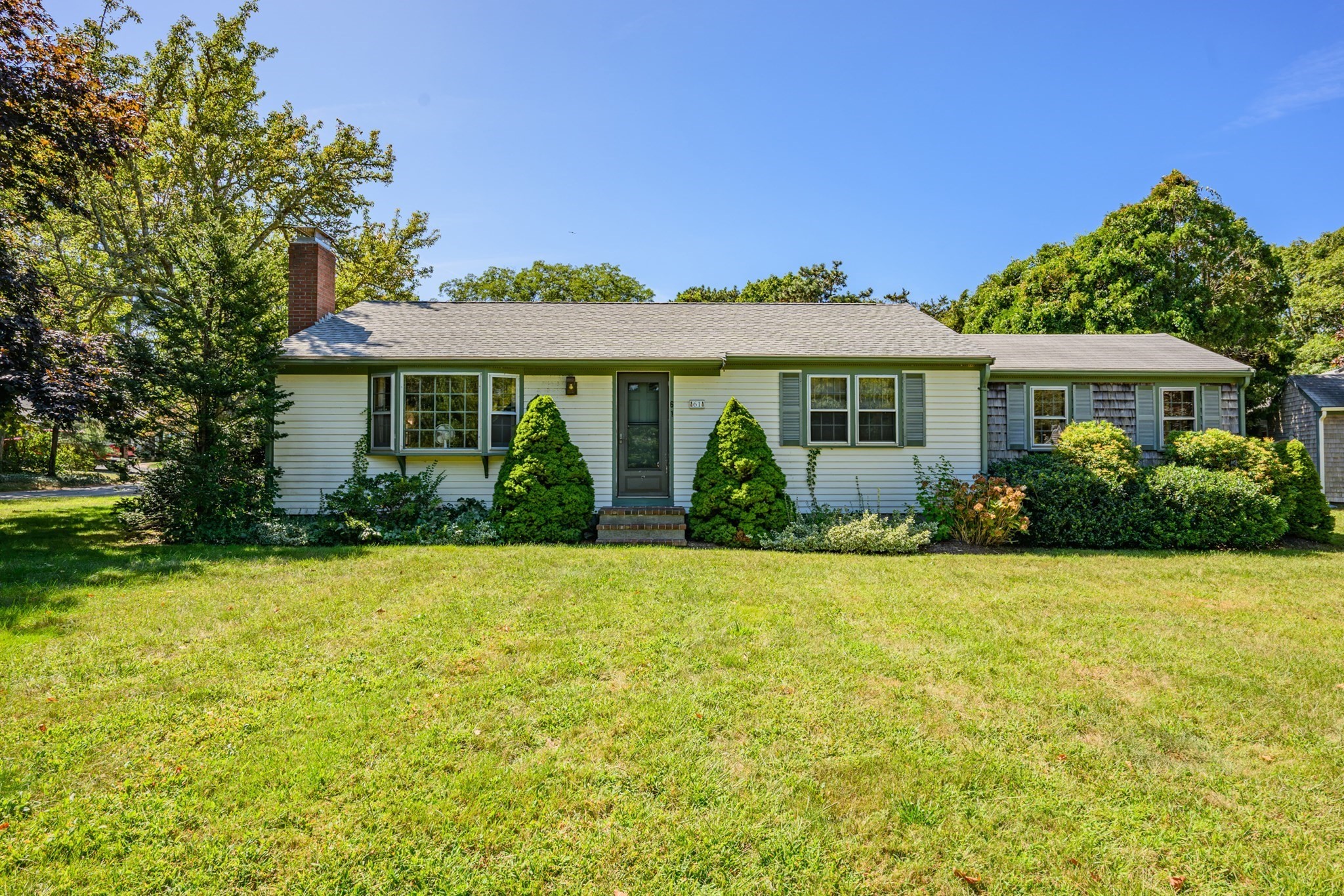 61 Laurel Rd Property Photo 1