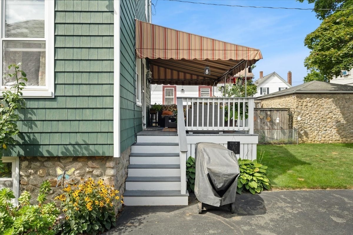287 Wood St Property Photo 8
