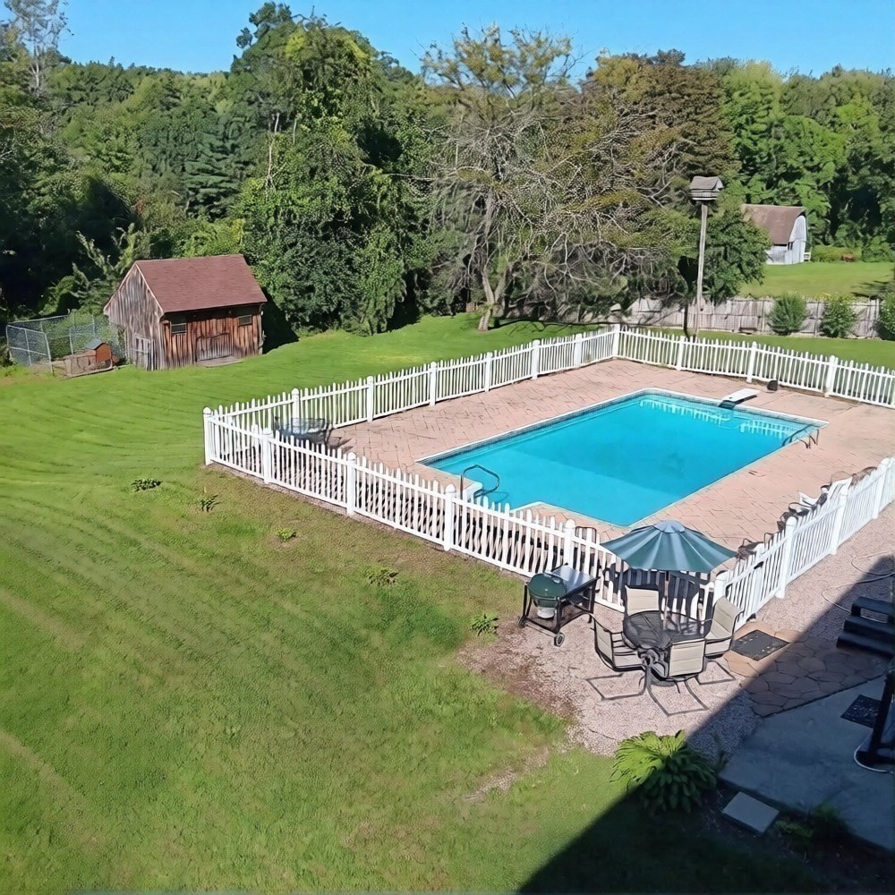 8 Hillsville Rd Property Photo 7