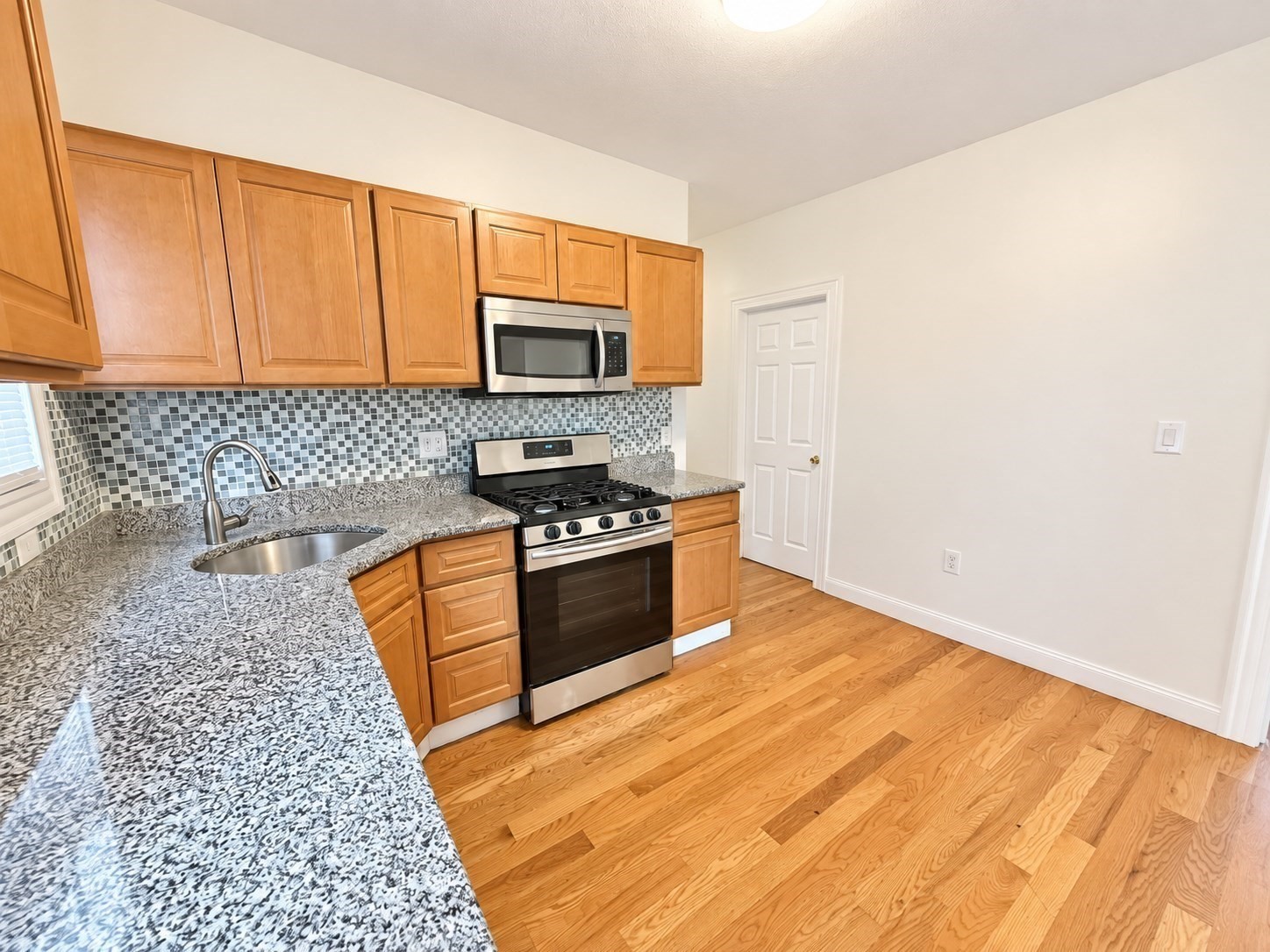 13 Hendry St # A Property Photo 5