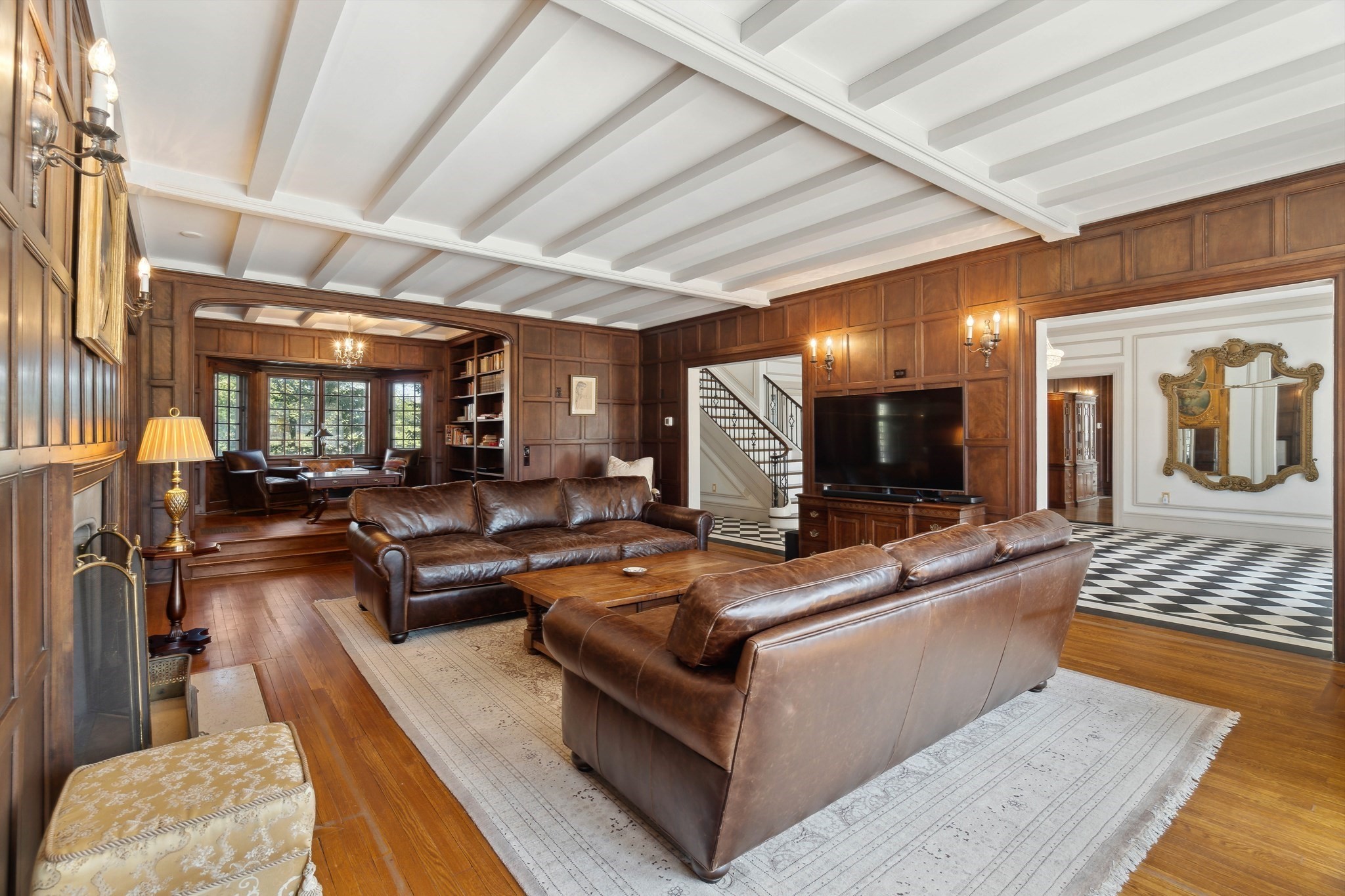 105 Adin St Property Photo 4